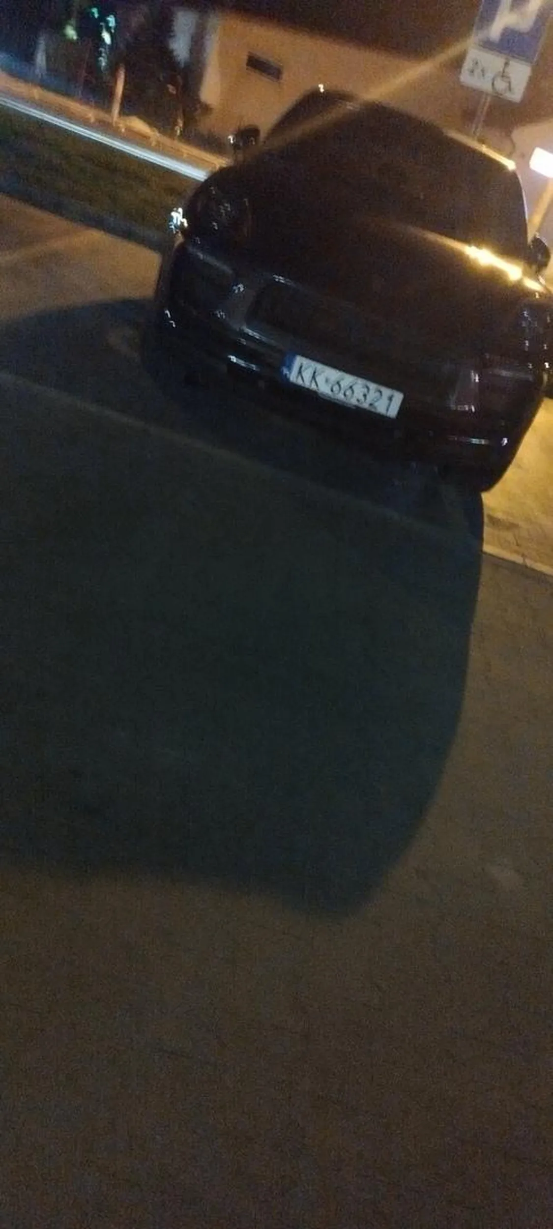 Parkuje na miejscu dla inwalidów bez karty