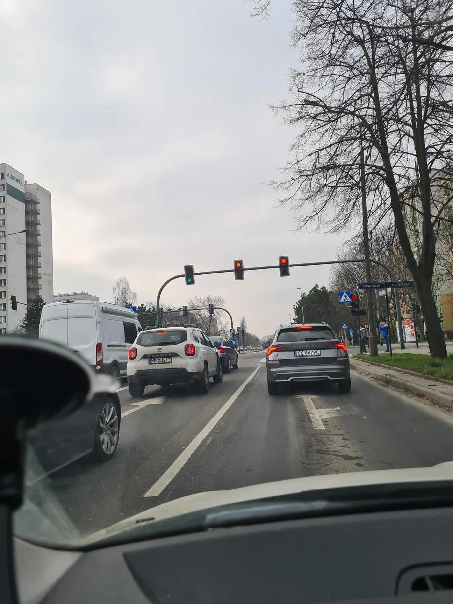 Kierowca zmienia pasy ruchu bez kierunkowskazów