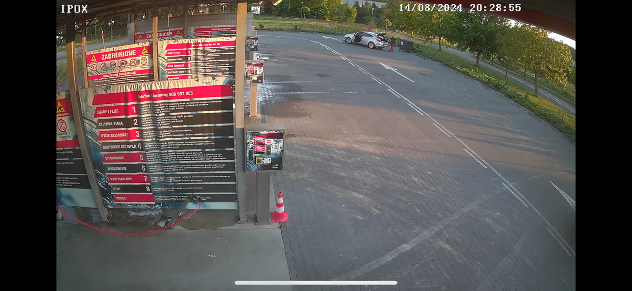 Śmieciarz, wywozi śmieci z domu do śmietników przedsiębiorców a jak śmietnik zamknięty to zostawia obok, resztki z obiadu!