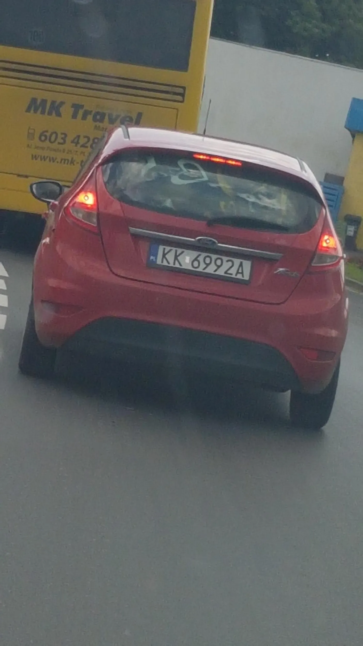 Fra*er rzuca pety przez okno