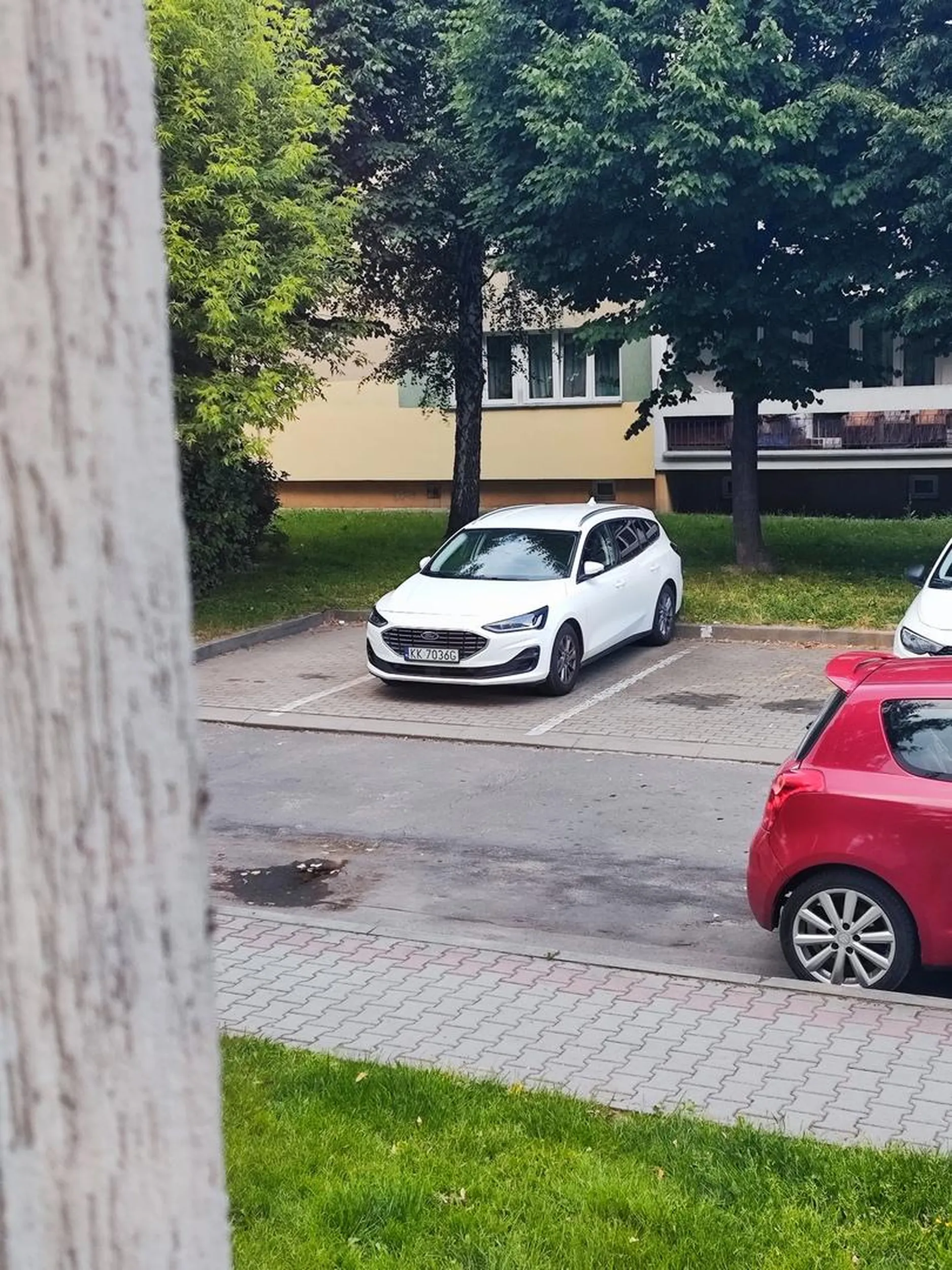 Koleś nie umie czytać znaków że parking jest jedynie dla mieszkańców.