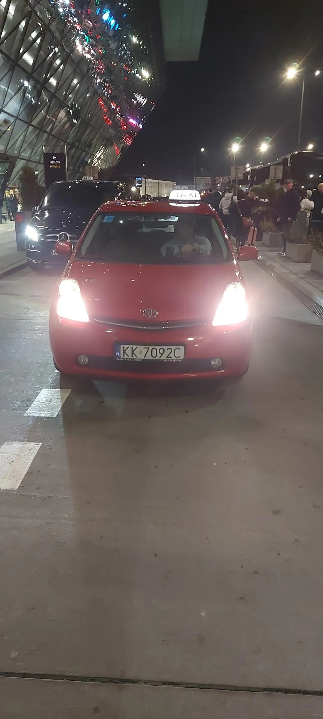 Łamanie zakazu wjazdu, agresywna jazda i rozkłada ręce i mówi że on nie rozumie