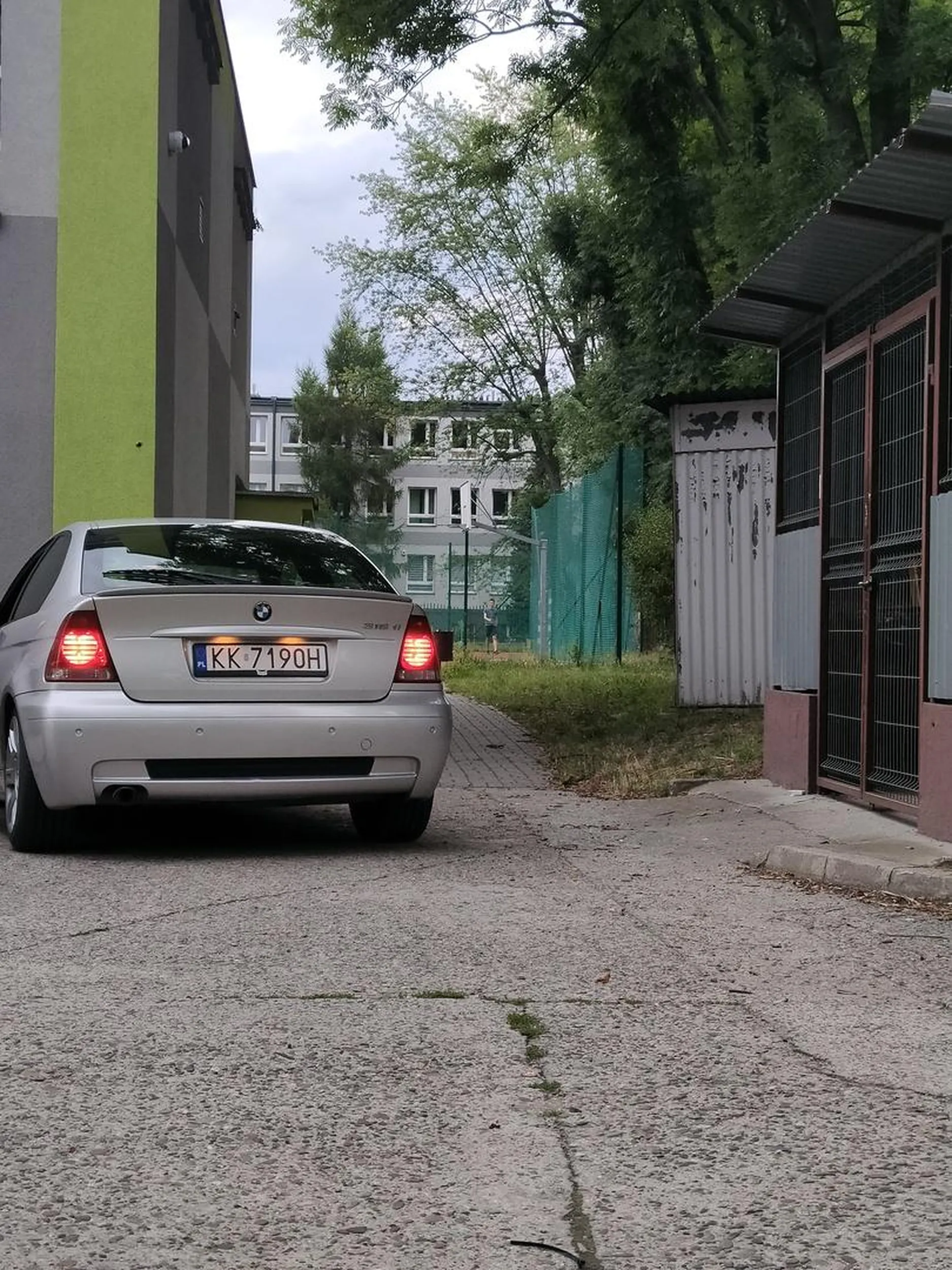 Kierowca zastawia chodnik, i krzyczy że może parkować gdzie chce