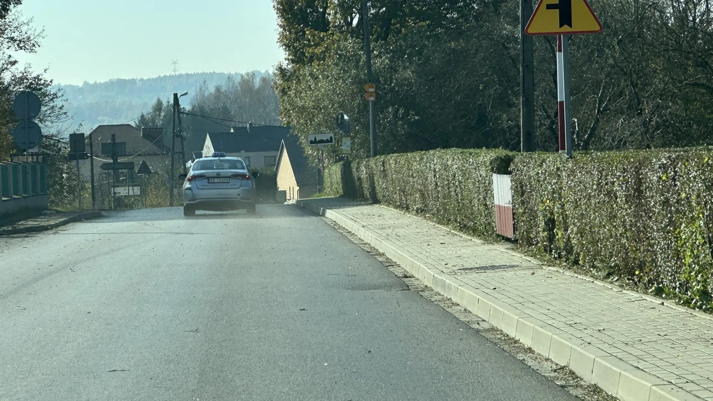 Niebezpieczny kierowca taxi, niecierpliwy, wyprzedza w niedozwolonych miejscach, wulgarny, przekracza prędkość