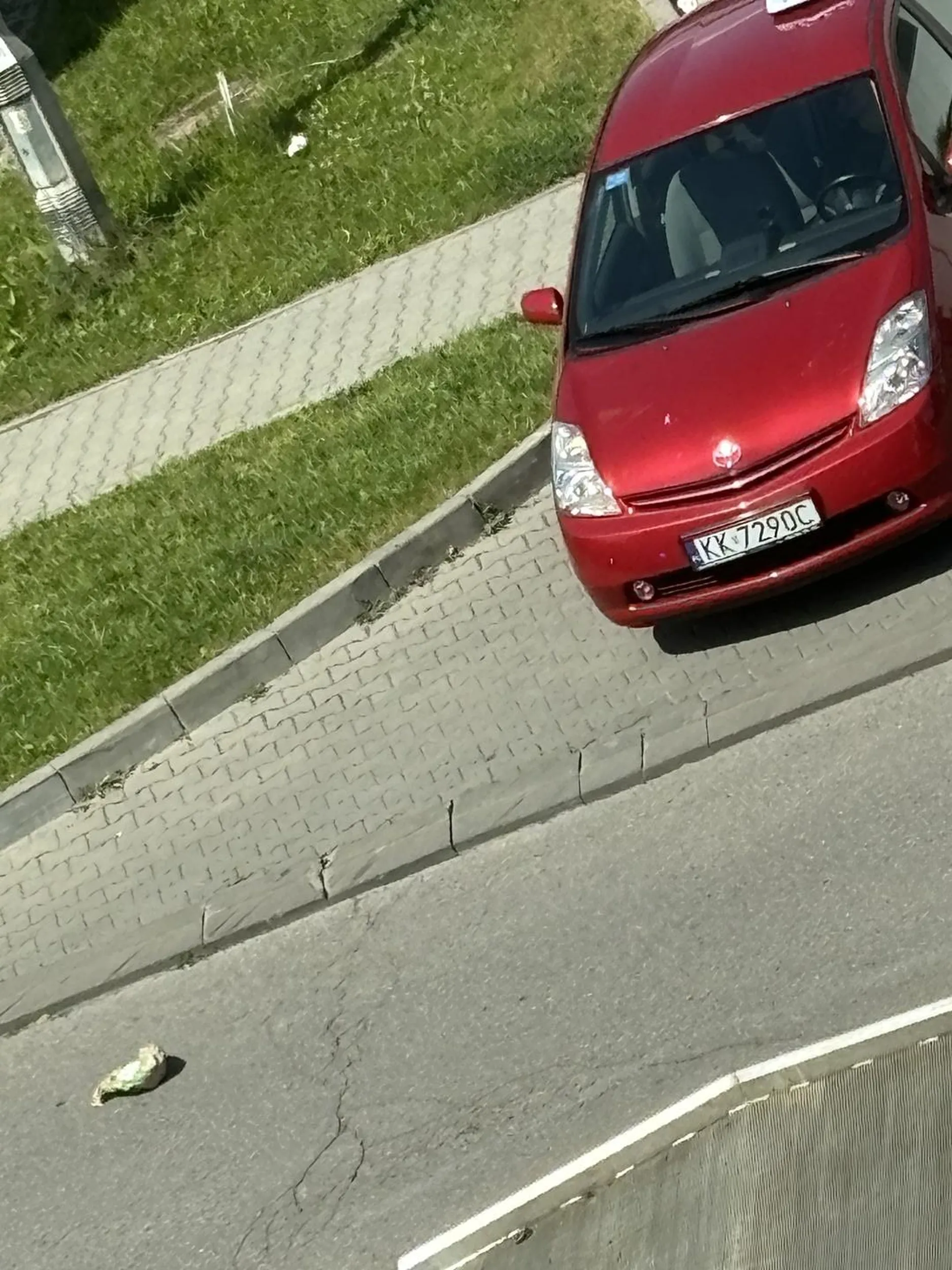 Taksówkarz to śmieciarz, stojąc na ulicy wyrzucil śmieci przez okno