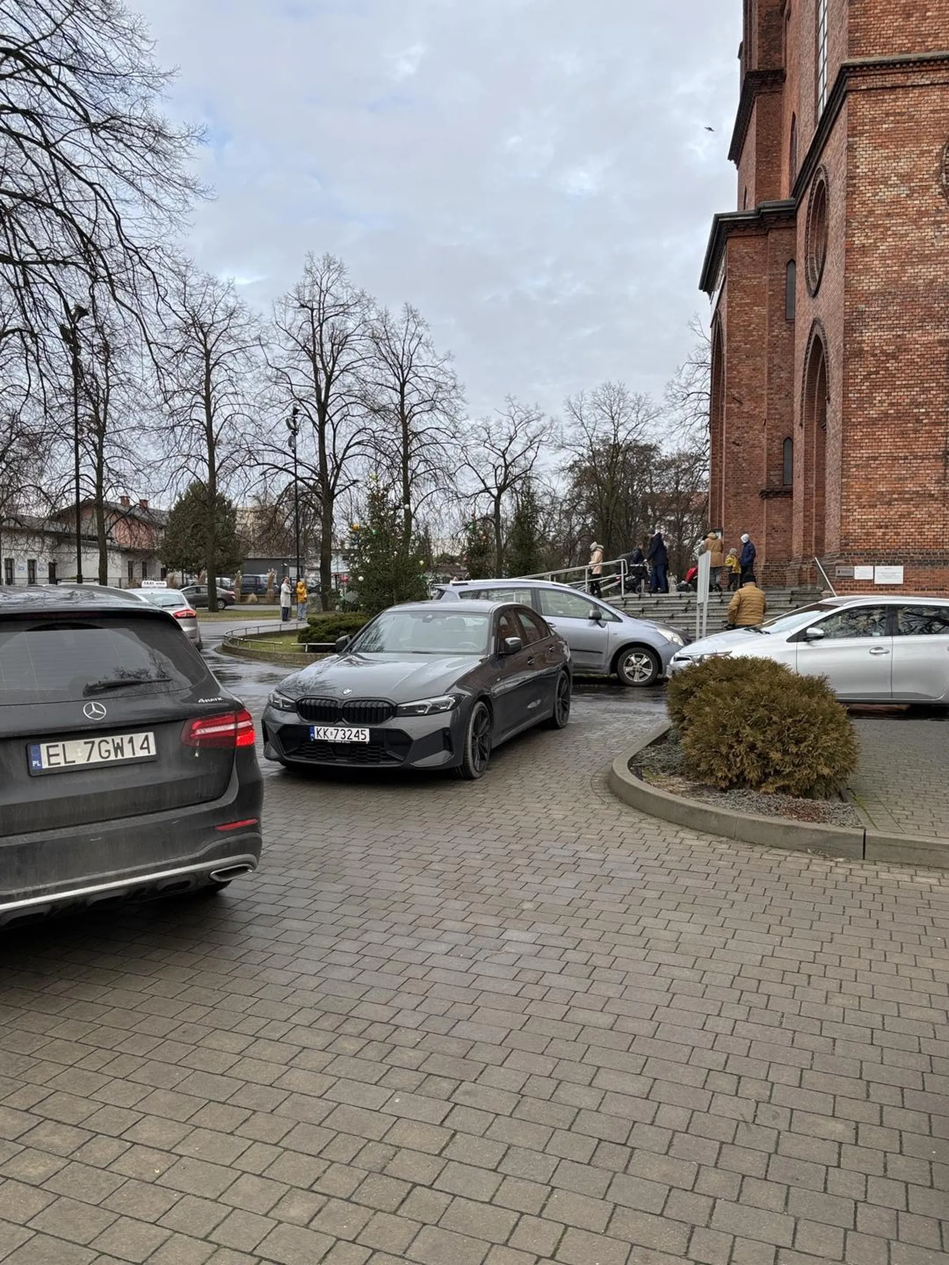 Ja wszystko rozumiem, że okres świąteczny, mało miejsc do parkowania… ALE TO? Kierowca BeeMWu zaparkował wręcz na środku drogi, w przejeździe, i jak gdyby nigdy nic poszedł do Kościoła. Po Mszy nie spieszyło mu się i odjechał po odjechaniu połowy aut. Naprawdę, wystarczyło pojechać kawałek dalej i poszukać miejsca parkingowego. Dzieci w aucie też nie są usprawiedliwieniem. Zdjęcie z 22.12.2024