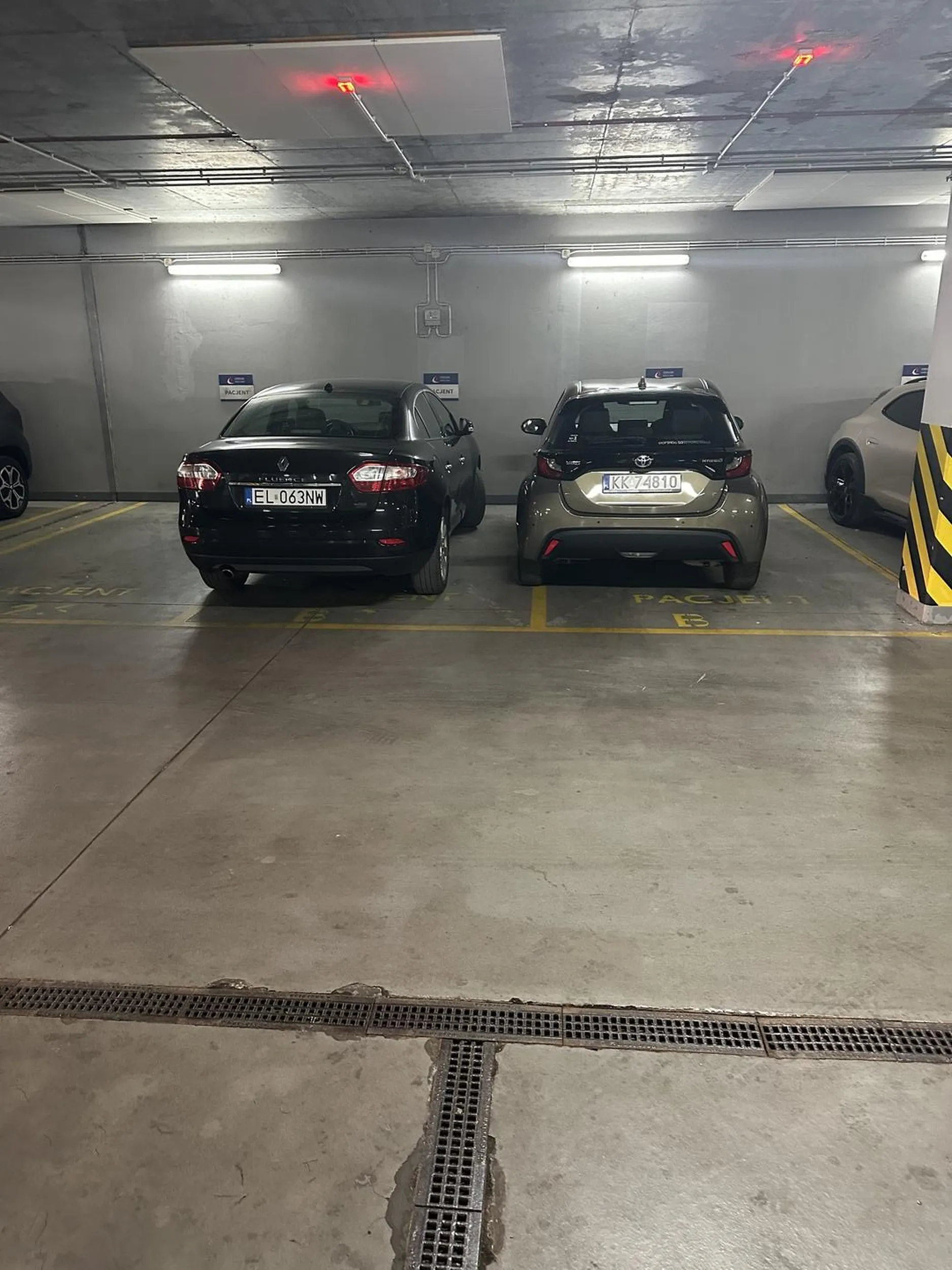 Pani ma problemy ze wzrokiem i nie umie zaparkować równo w liniach. Na moją reakcję twierdzi, że się uczy. No cóż najwyższa pora!