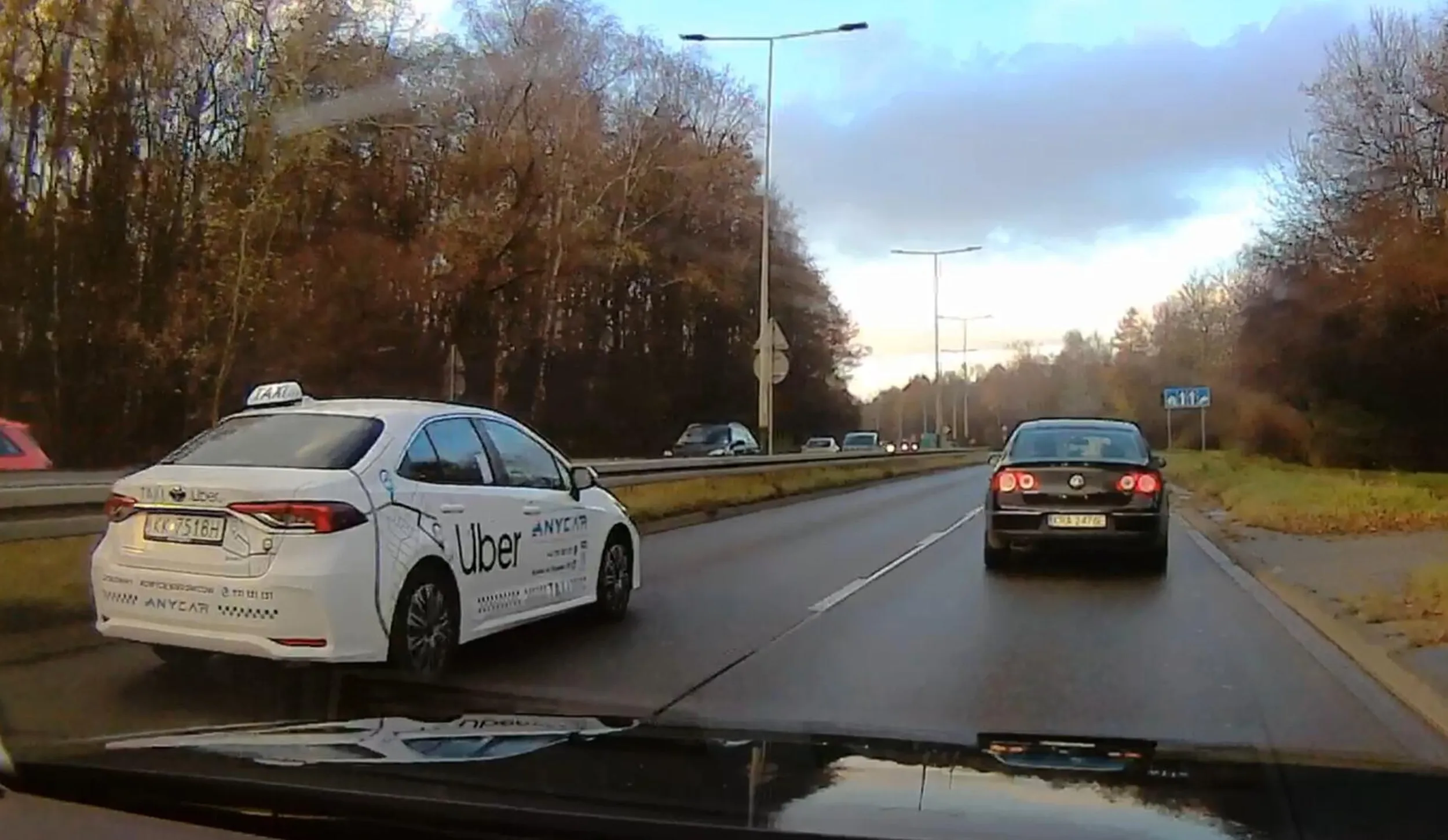 gamoń na lewym pasie jedzie 30 km/h, bo zajęty pisaniem na telefonie, autentycznie oczy zamiast na drodze wpatrzone były w telefon i to dobrych parę sekund
