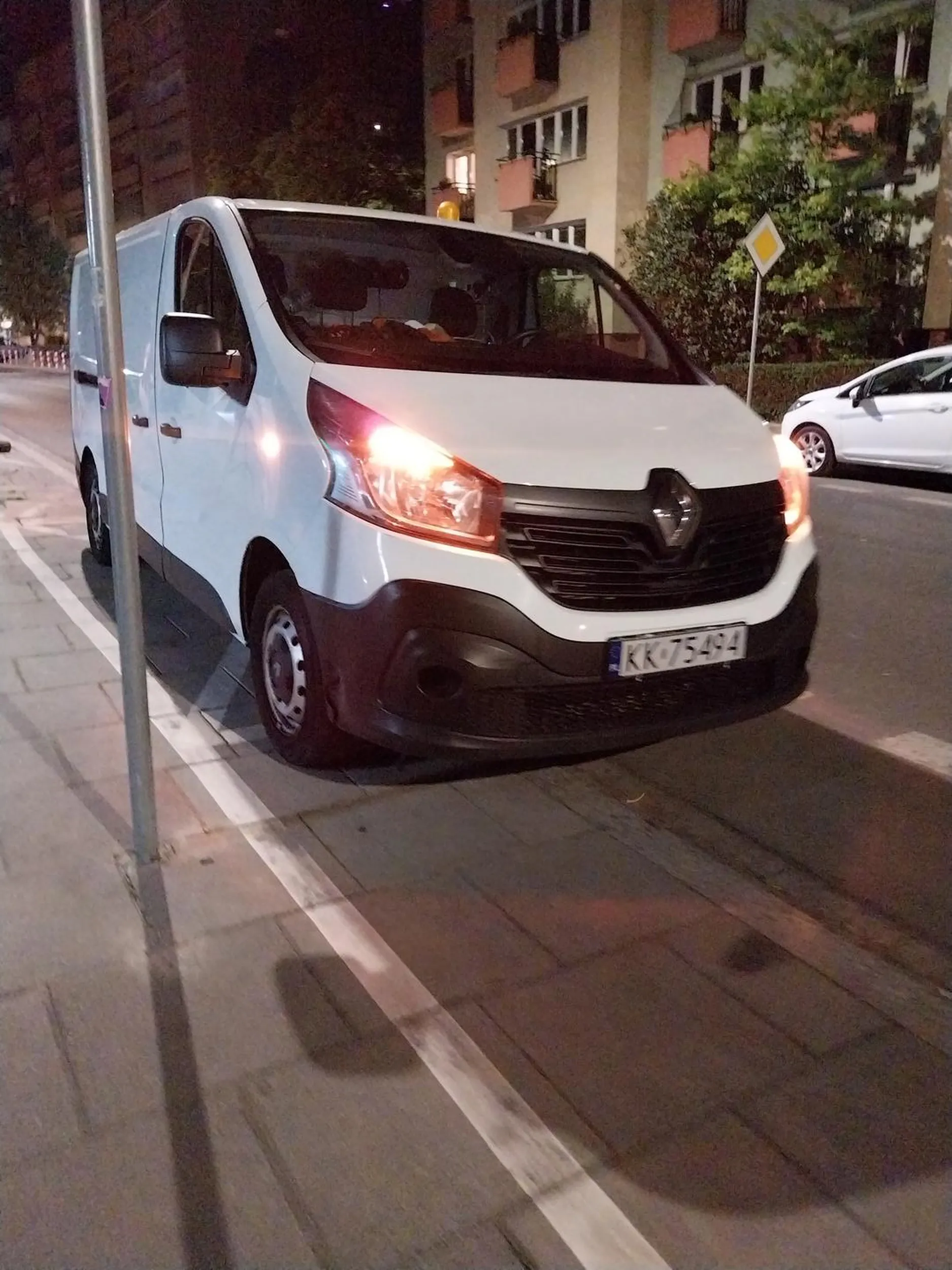 Facet parkował na światłach specjalnych(jak policja) a był za mną w kolejce w sklepie żabka na Lea w Krakowie....