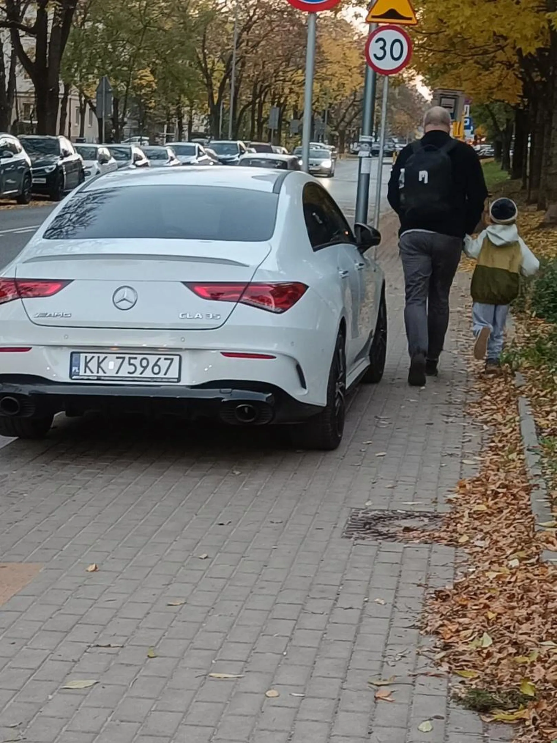 Najważniejsze dla babska aby mieć blisko do sklepu, szkoda że piesi muszą się przeciskać