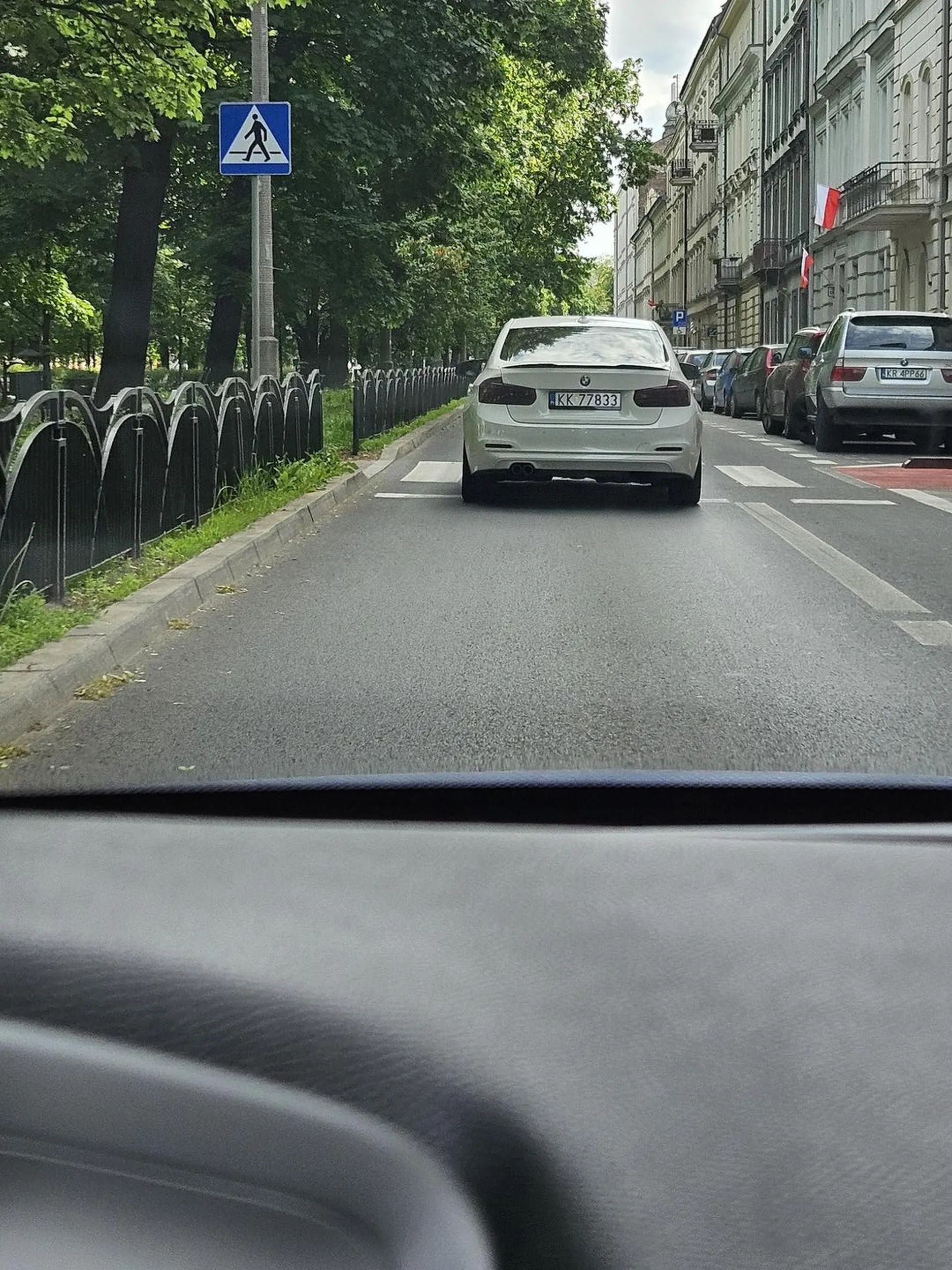 Typie z bety. Najpierw nie potrafisz korzystać z kierunkowskazów i zajeżdżasz ludziom drogę. Później jak największy baran robisz kilka razy brake check a na końcu jak ostatni Seba wyskakujesz do ludzi pultać się jak zwierzę przy czyiś drzwiach.