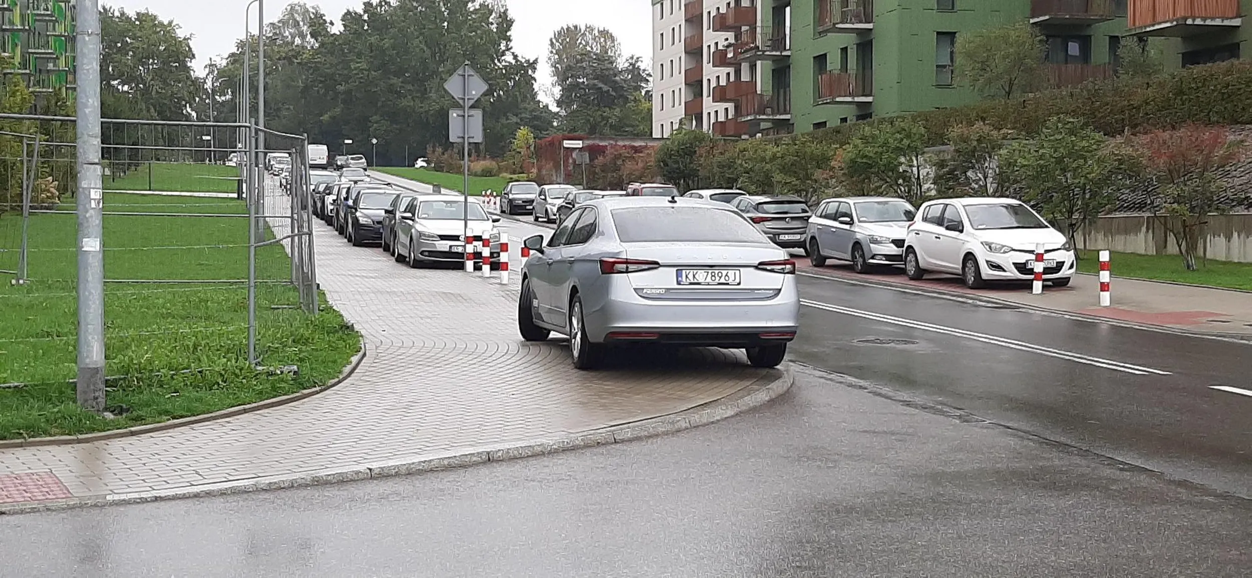 1. Parkowanie na skrzyżowaniu. 2. Utrudnianie włączania się do ruchu. 3. Zasłanianie jadących z góry samochodów. 4. Kierowca nie widział w tym problemu, bo przecież "zostawił 1,5 metra miejsca".