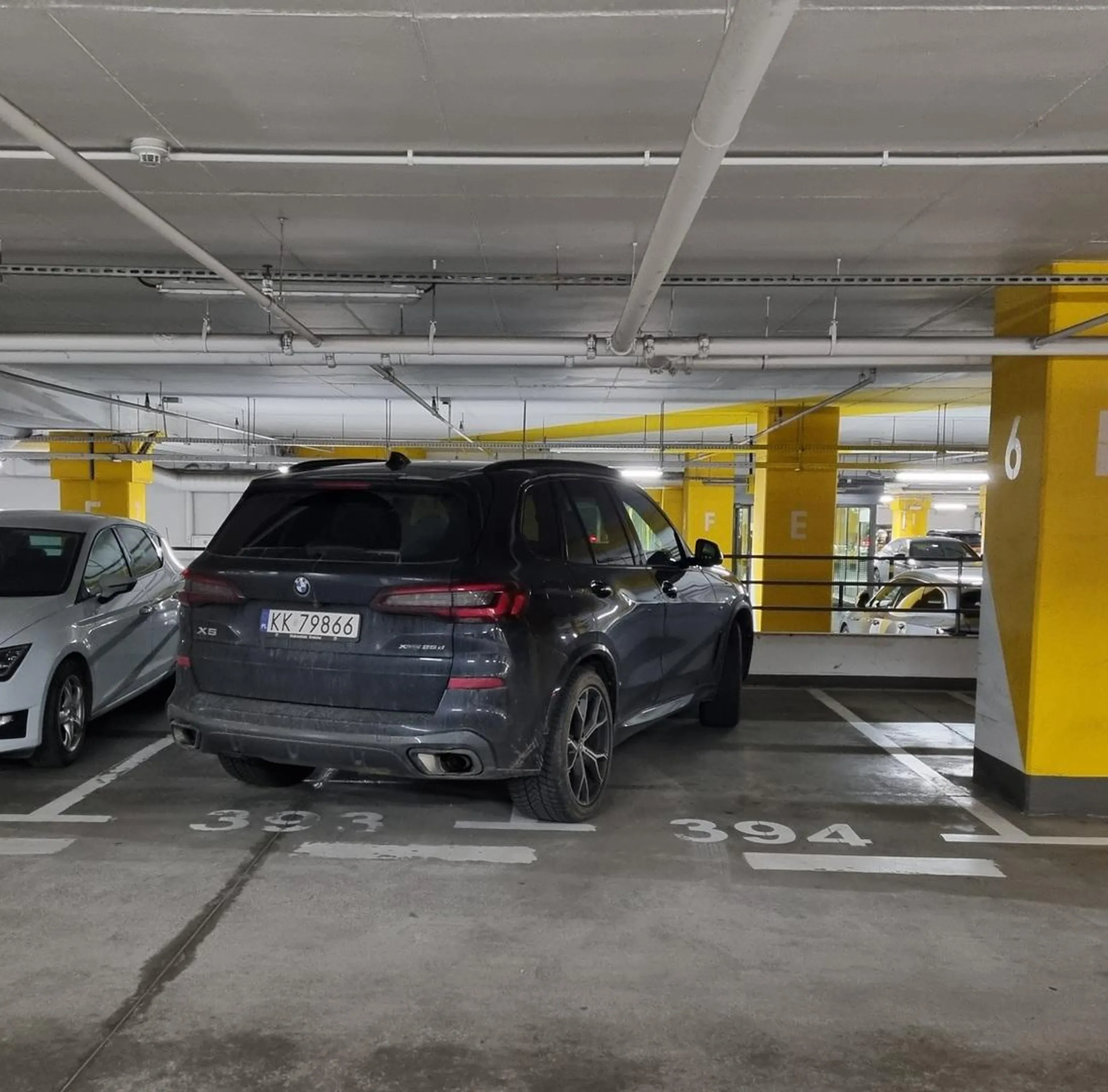 Jak się nie umie parkować na jednym miejscu parkingowym to nie kupuje się tak dużego samochodu. Ale pani jak widać to nie przeszkadzało.