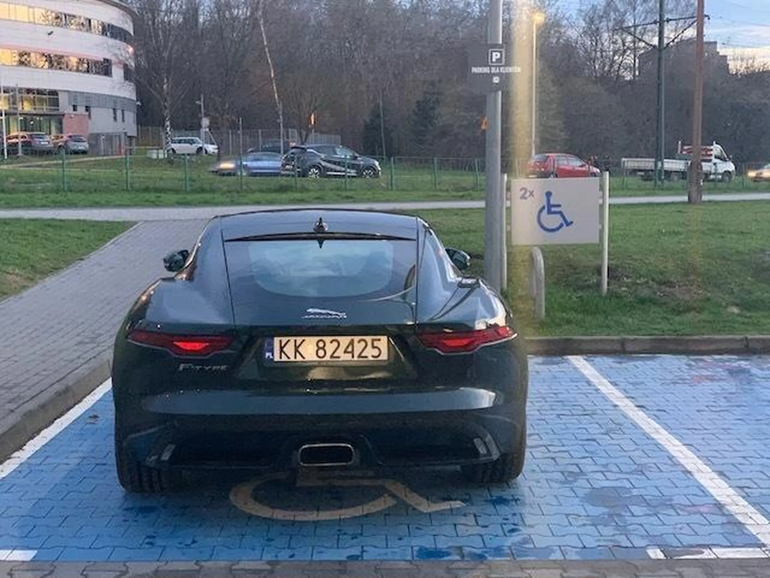 pewnie go noga bolała...