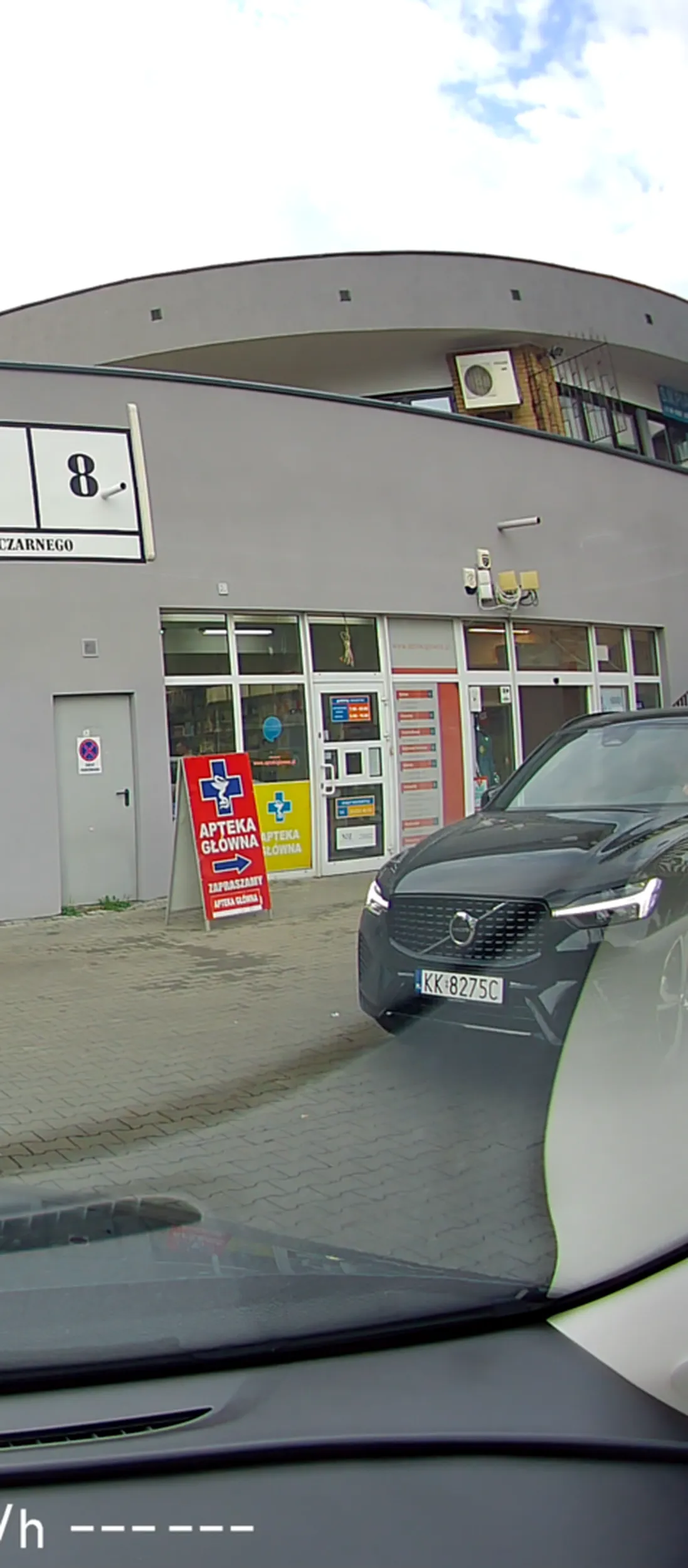 Drogi Panie, trochę pokory. Auto za duże do umiejętności i pretensje na drodze. Na nagraniu widać, że wjechał Pan w ciasne miejsce po mnie, a potem pretensje, że trzeba wyjechać bo zastawione... Naprawdę, mniejsze auto albo nauka jazdy! Sytuacja 12 lipca, Katowice (Tysiąclecie). Oczywiście zawsze pomagam komuś, kto się dopiero uczy ;)