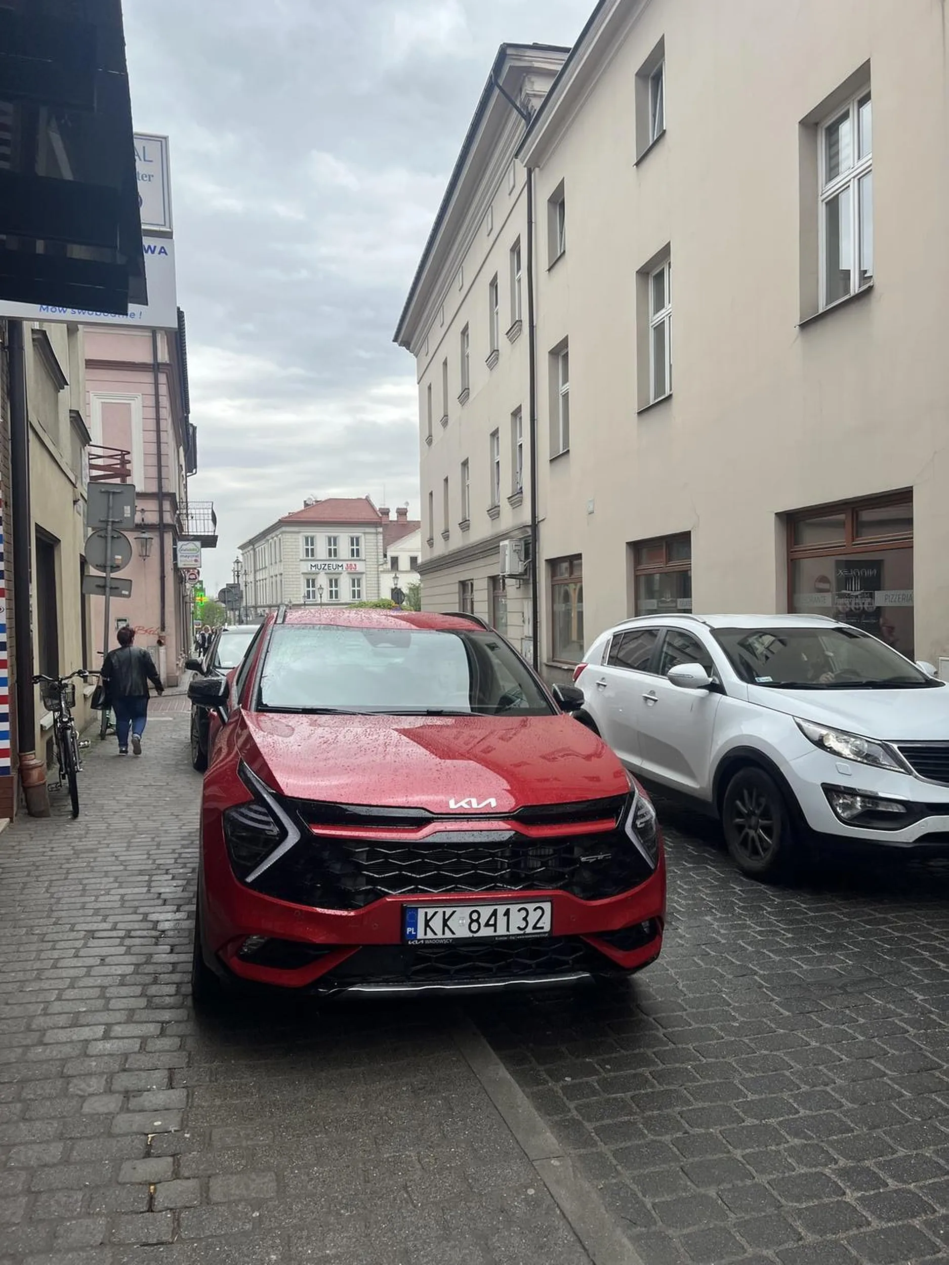 Niech się nauczy parkować. Najpierw robi awanturę w piekarni a następnie wyzywa ludzi i twierdzi że mu wolno tam parkować  gdyż jest lekarzem (dentystą)