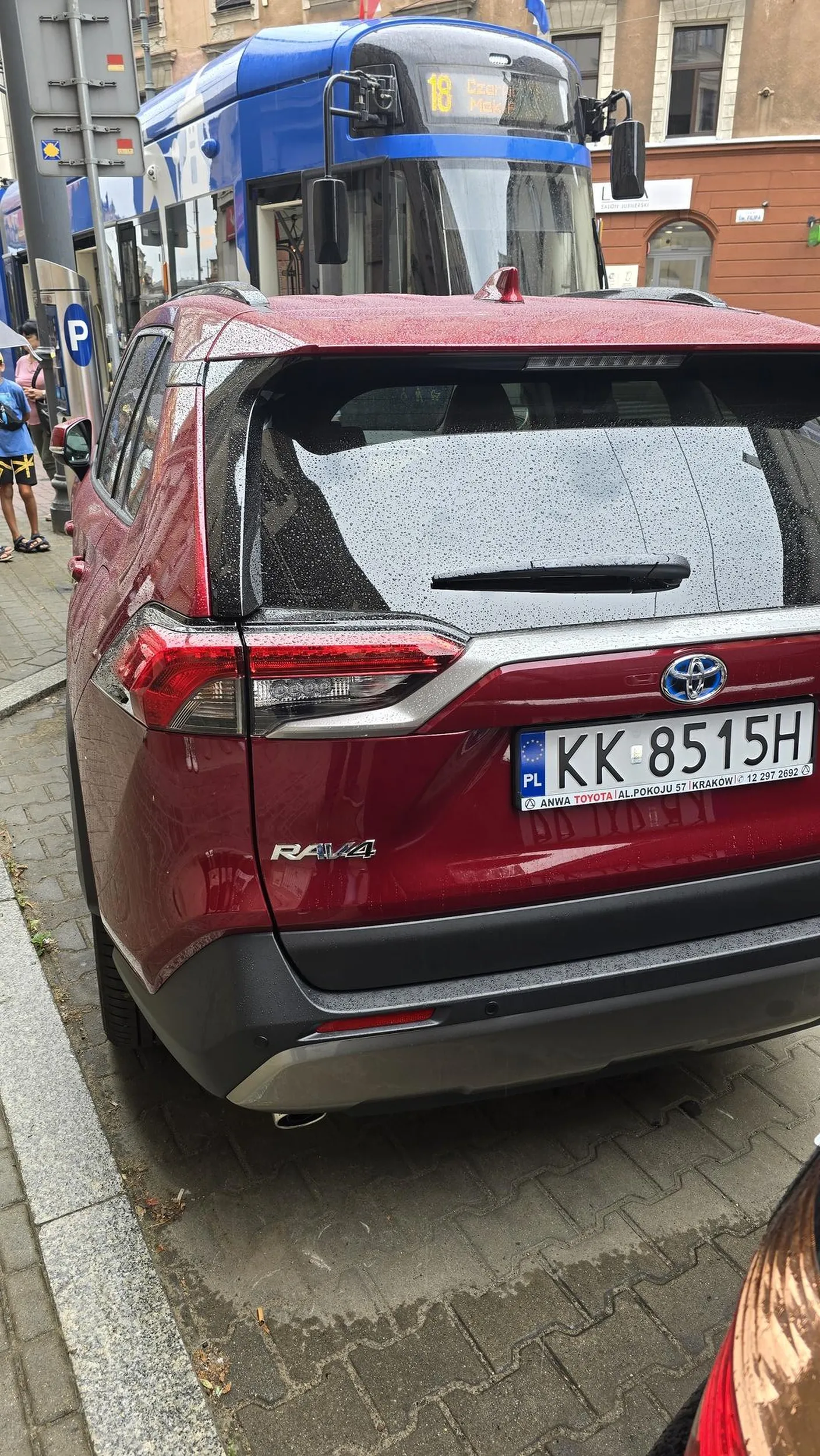 Karny kutas za parkowanie! Auto wciśnięte na końcu, wystaje na torowisko i blokuje tramwaj. Mam nadzieję, że mandat solidny