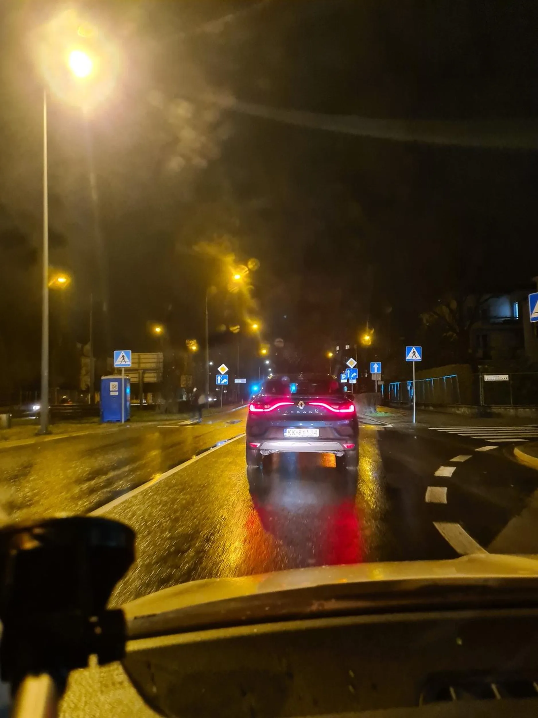 Kierowca zajeżdża drogę, zmienia pasy w niebezpieczny sposób, nie wie gdzie chce jechać! Zagrożenie na drodze