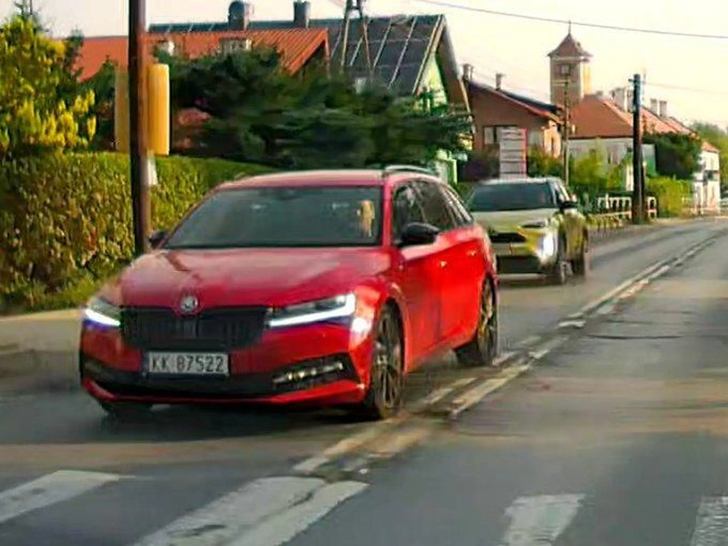 Wyprzedzanie na ciągłej linii w pobliżu przejścia dla pieszych https://x.com/bandyci_drogowi/status/1816905471372173417