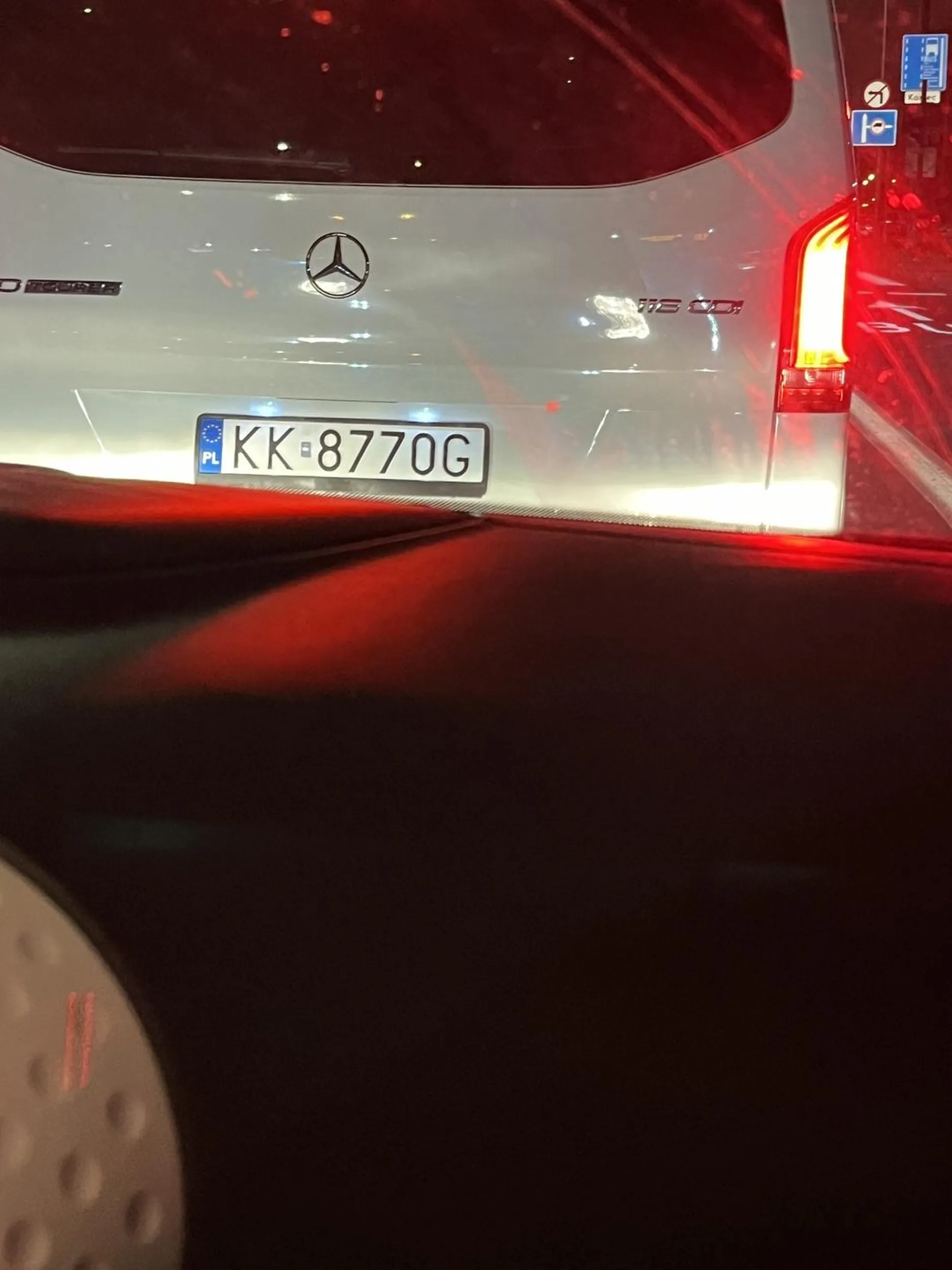 Zajeżdża drogę na skrzyżowaniu i wyprzedza