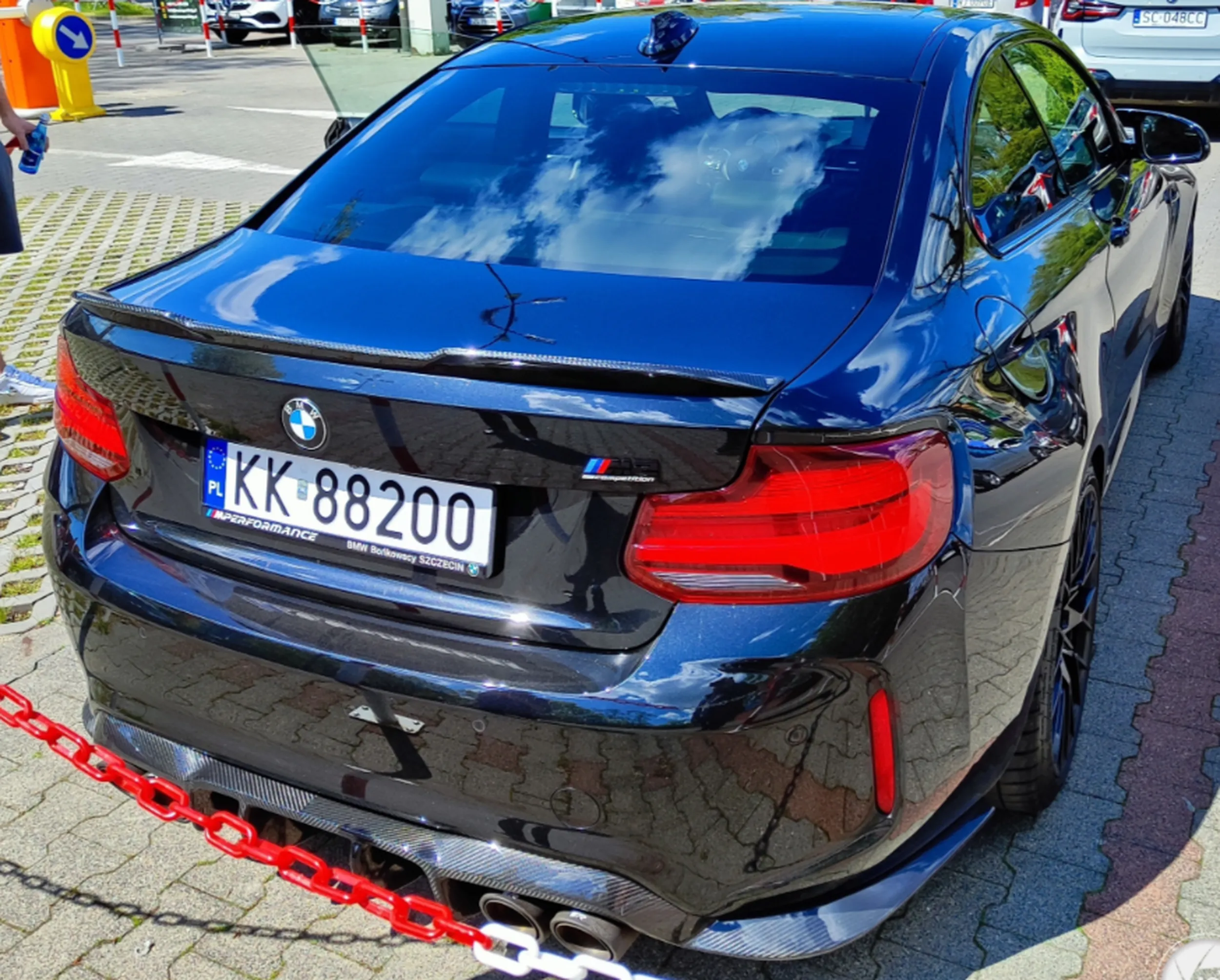 Czarny BMW M2 po tuningu, bez przedniej tablicy rejestracyjnej, z żółtymi halogenami, łamie przepisy ruchu drogowego. Kierowca z pasa do skrętu w lewo jedzie prosto, nie używa kierunkowskazów i wymusza pierwszeństwo, wjeżdżając przed samochód, który zmienia pas. Wszystko to miało miejsce na ulicy Kasprzaka w Łodzi, o godzinie 7:10.