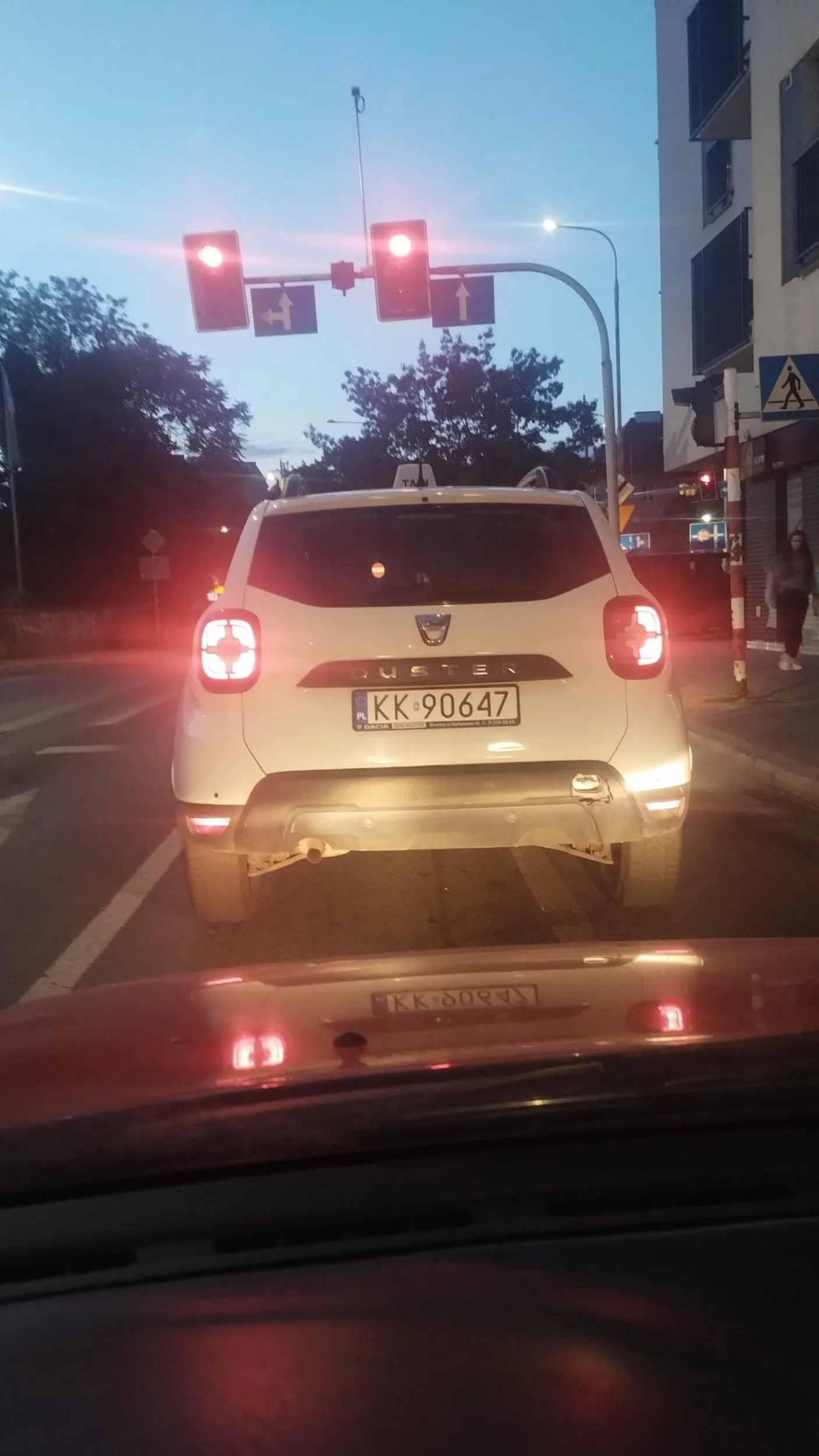 Pani kierująca tym autem wyjechała z podporządkowanej ulicy nie tyle bez patrzenia, co nawet bez rzucenia okiem. Oby bycie obtrąbionym wystarczyło na przyszłość, bo następny komu wyjedzie może nie mieć takiego refleksu lub jechać czymś cięższym...