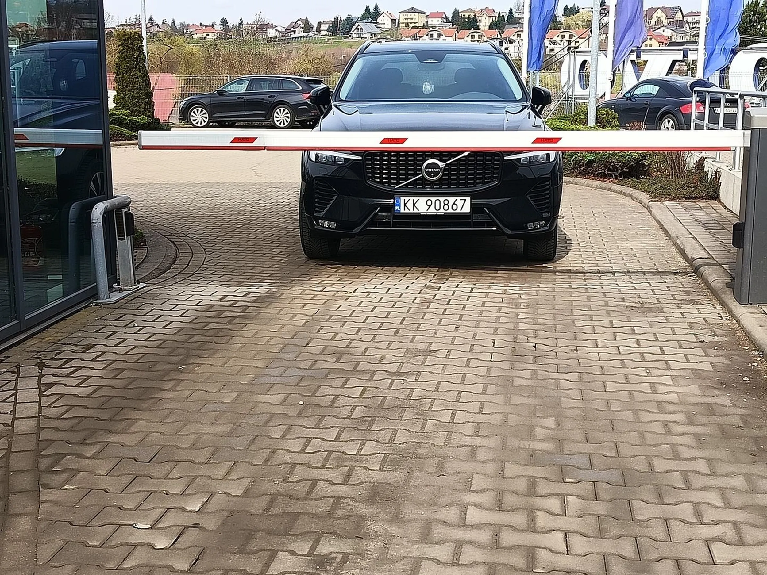 Staje na szlabanie zamyka auto i idzie w pizdu typowy kierowca suva