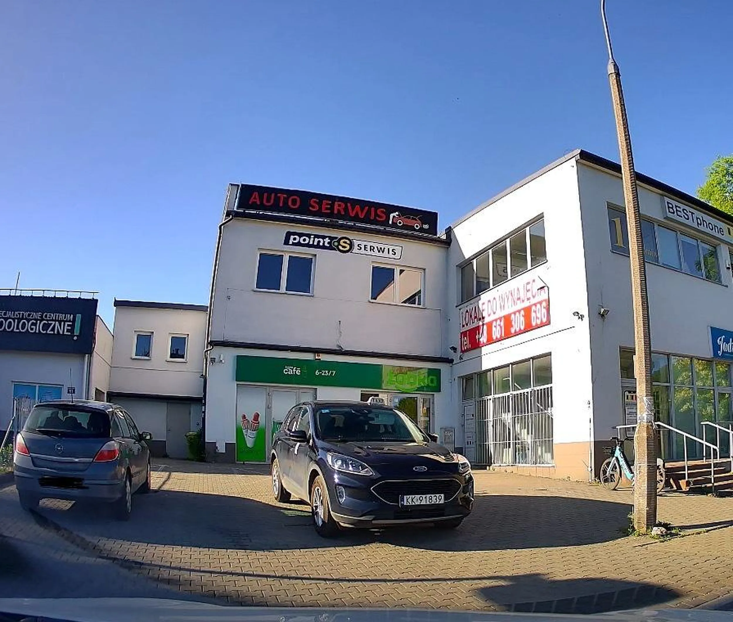 Widząc że skręcam na parking pod sklepem, celowo stanął tak, aby zająć dwa miejsca i aby nie dało się już wjechać.