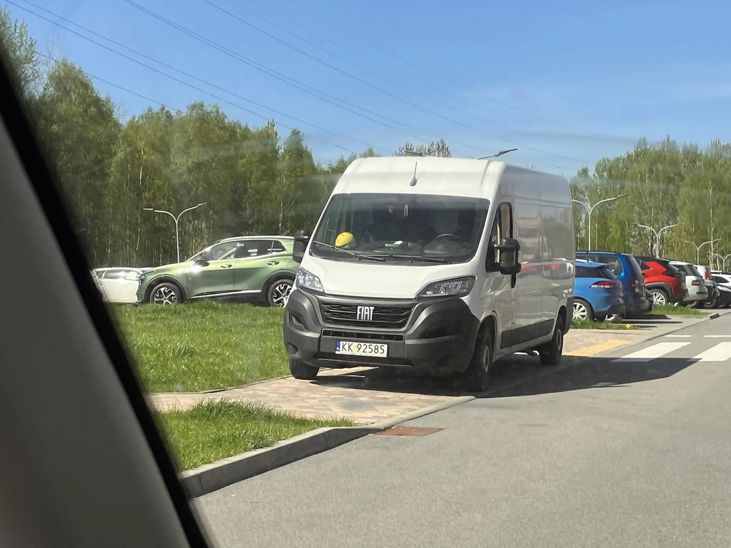 Parkuje na chodniku w strefie zamieszkania, blokuje dostęp do przejścia dla pieszych. Porażka. Samochodem o takiej dmc nie może parkować na chodniku. Totalne lenistwo stawać ludziom na chodniku w godzinach przedpołudniowych kiedy cały parking jest wolny.