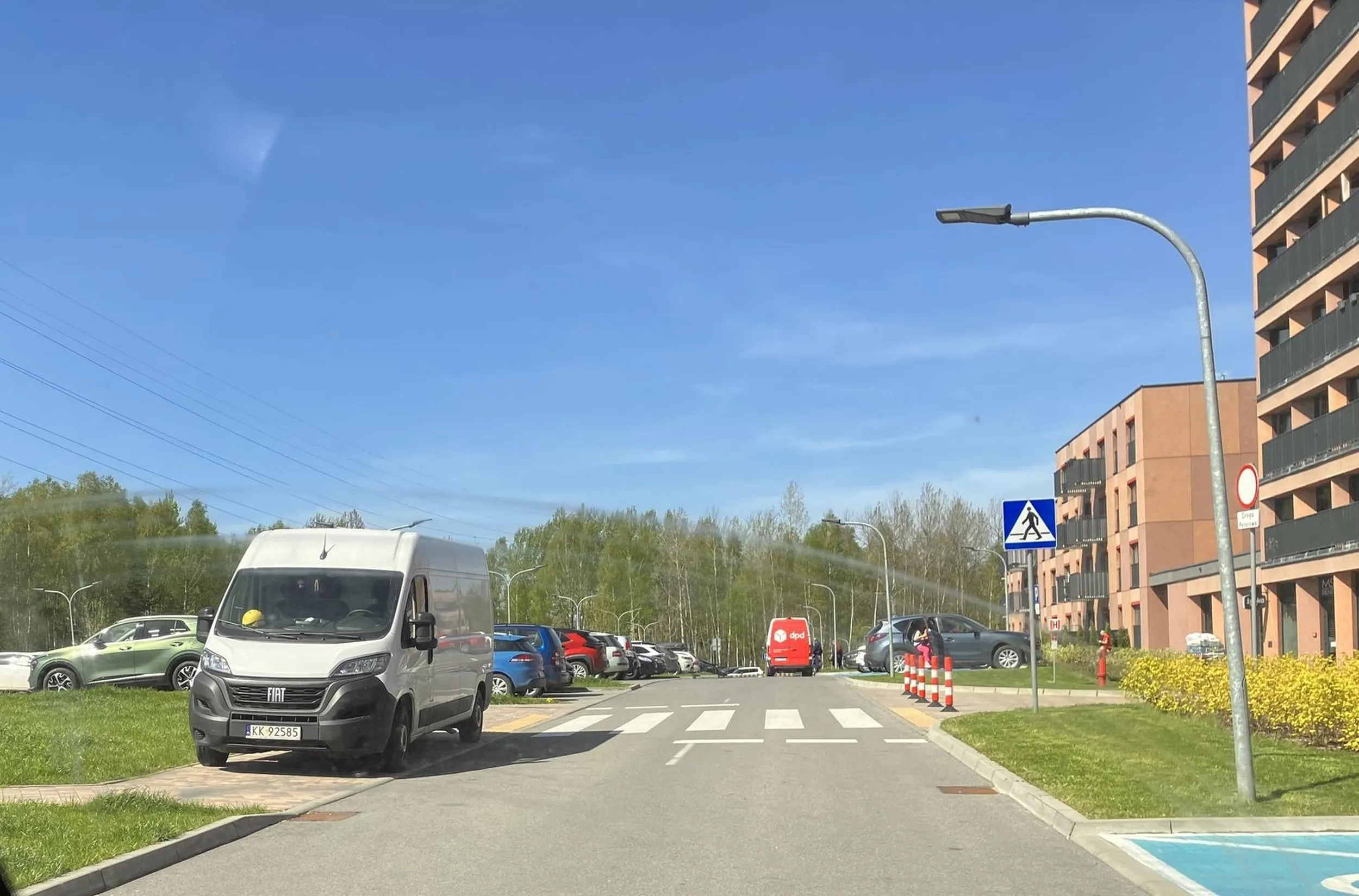 Parkuje na chodniku w strefie zamieszkania, blokuje dostęp do przejścia dla pieszych. Porażka. Samochodem o takiej dmc nie może parkować na chodniku. Totalne lenistwo stawać ludziom na chodniku w godzinach przedpołudniowych kiedy cały parking jest wolny.