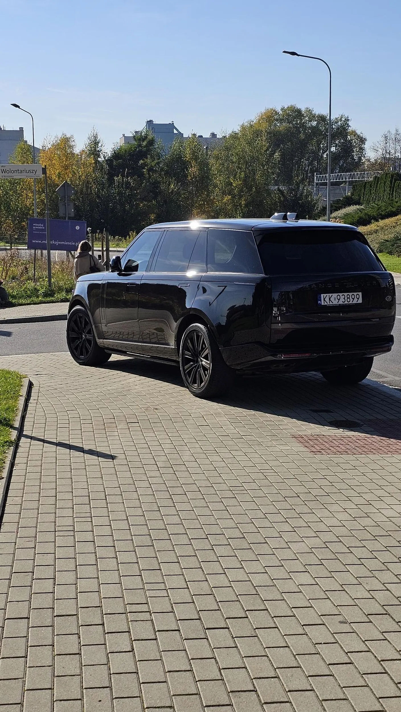 Kierowca stanął na chodniku zostawiając kilkadziesiąt centymetrów przejścia i zasłaniając widok kierowcom, ponieważ stanął na skrzyżowaniu