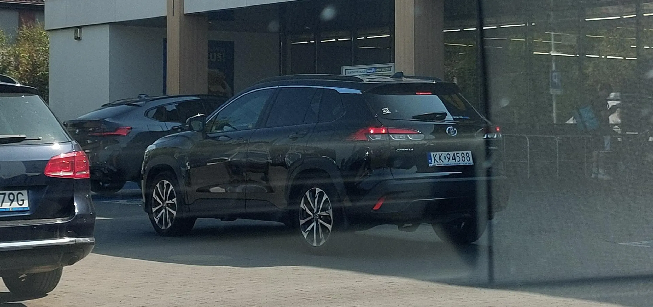 Janusz zamiast zaparkować pod Lidlem w wydzielonym miejscu, zatrzymuje się na środku przejazdu, żeby wysadzić Grażynę prosto pod drzwiami. A po wysadzeniu zamiast odjechać, stoi dalej jak ciele. Odjeżdża dopiero wielokrotnie strąbiony, ewidentnie chciał czekać na środku przejazdu aż Grażynka skończy zakupy - zero wyobraźni.