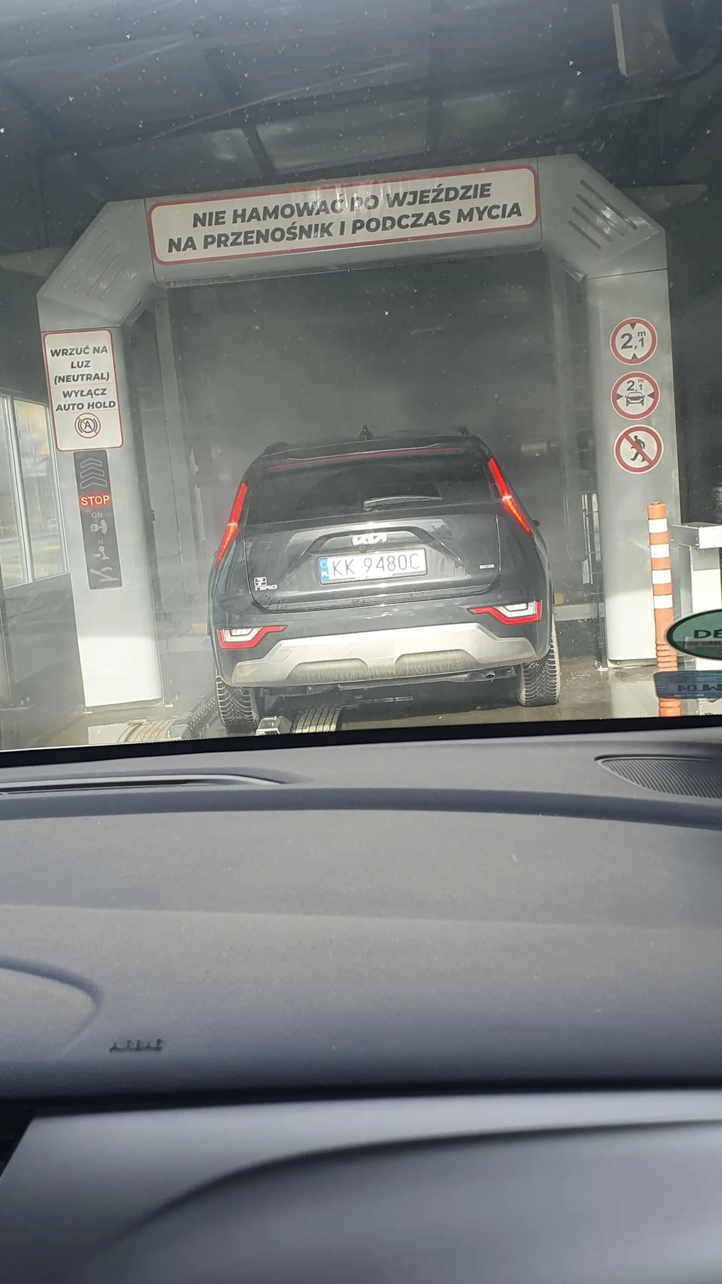 Chlop nie umie korzystać z myjni tunelowej zablokowal ją na 30min Ameba umyslowa