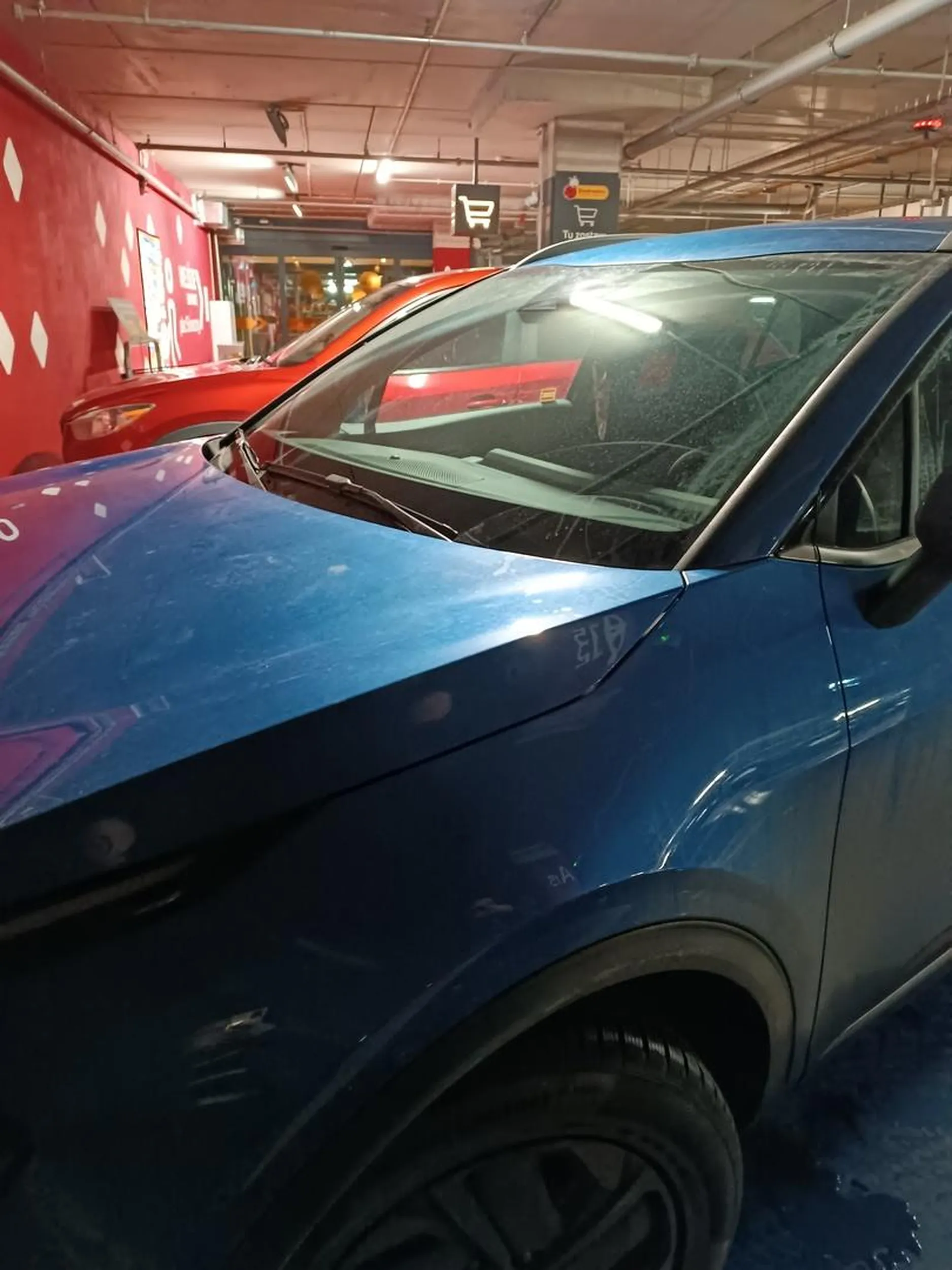 Kierowca jest chyba niepełnosprawny umysłowo zajmując miejsca dla osób niepełnosprawnych, za szybą brak karty upoważniającej, ale ważniejsze było zaparkowanie przy samym wejściu do galerii, nie pozdrawiam