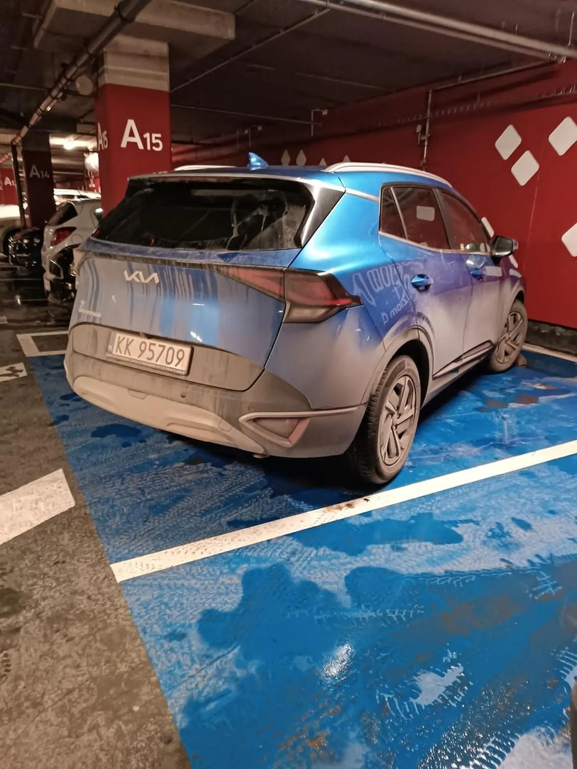 Kierowca jest chyba niepełnosprawny umysłowo zajmując miejsca dla osób niepełnosprawnych, za szybą brak karty upoważniającej, ale ważniejsze było zaparkowanie przy samym wejściu do galerii, nie pozdrawiam