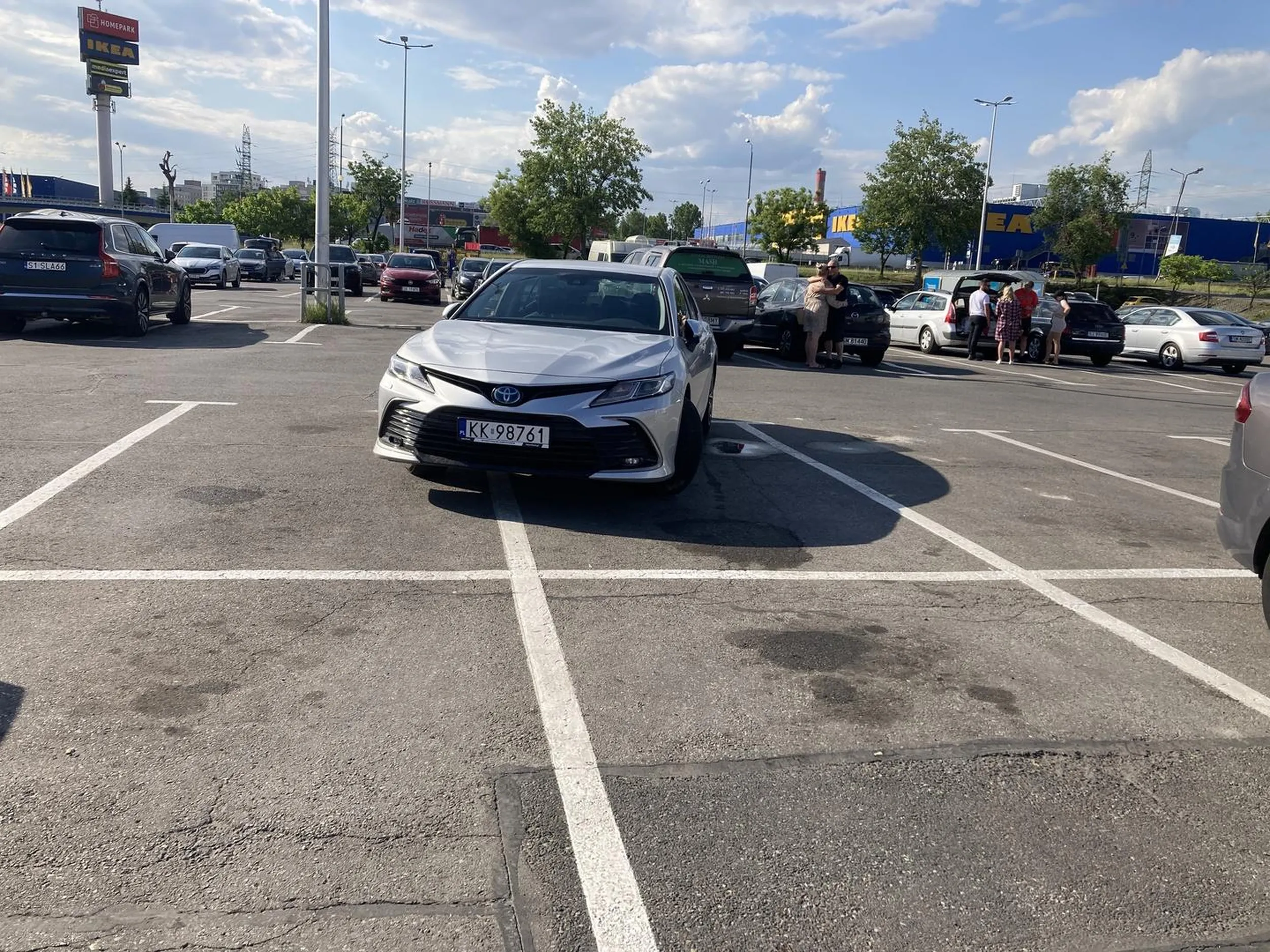 Cały parking zawalony ale oczywiście pan i władca dróg przyjechał i postawił auto