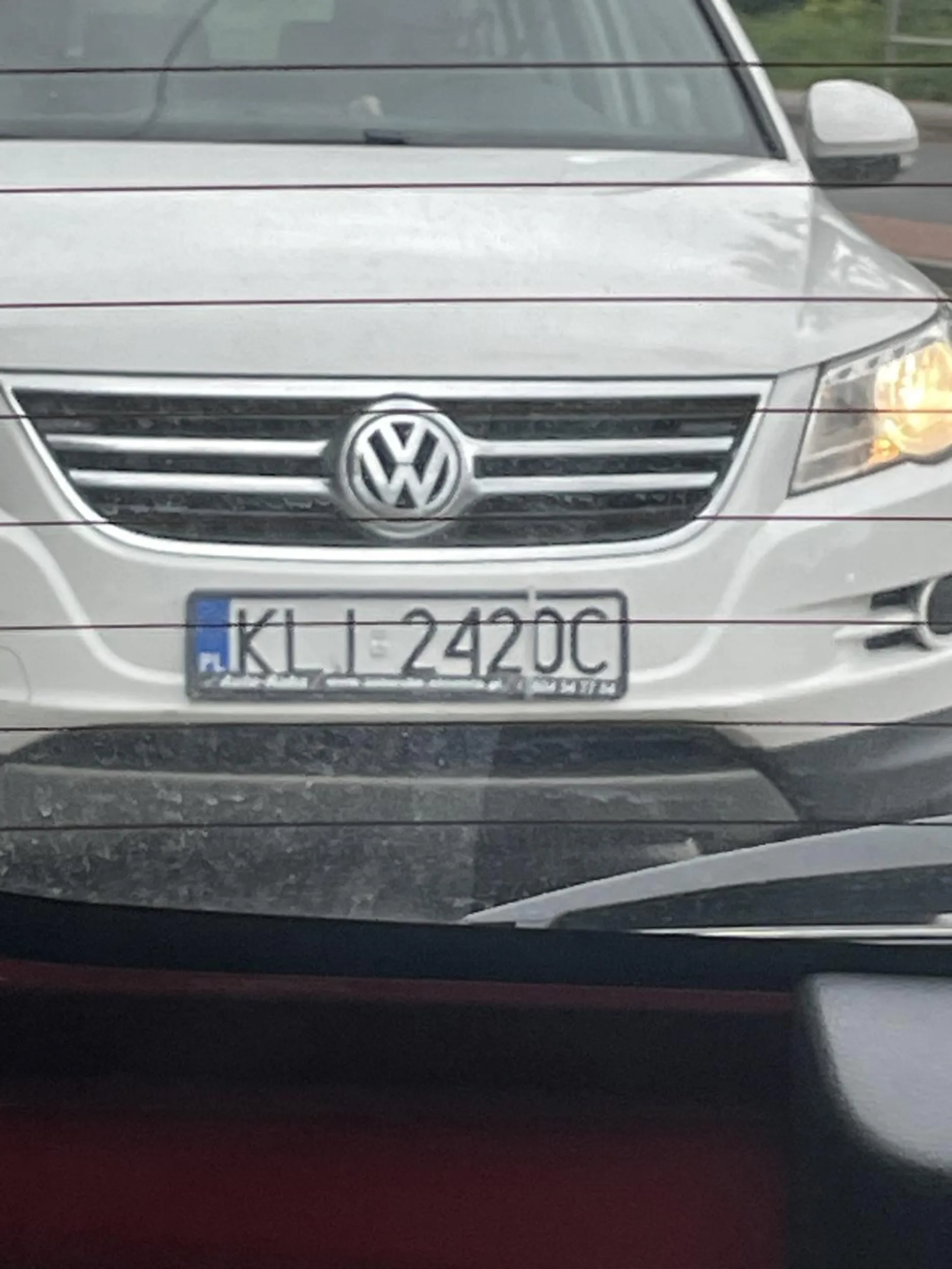 nadużywa sygnałów dźwiękowych niepotrzebnie trąbiąc…