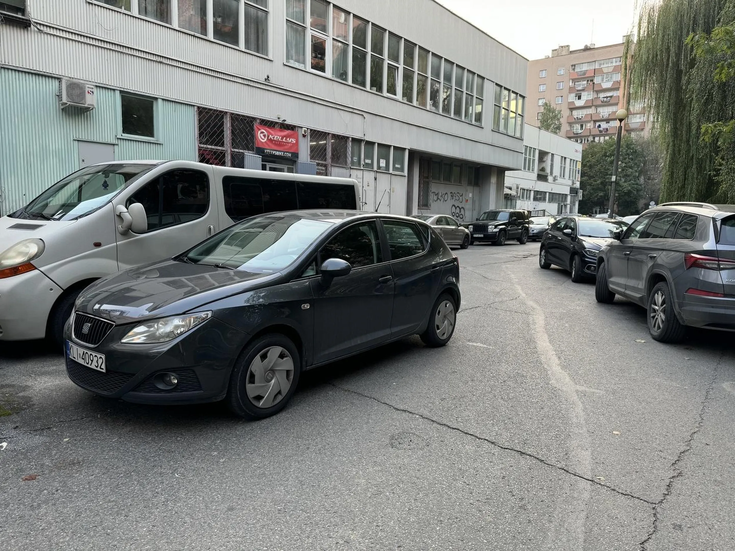 Kierowca blokujący wyjazd z parkingu kilkunastu samochodów.