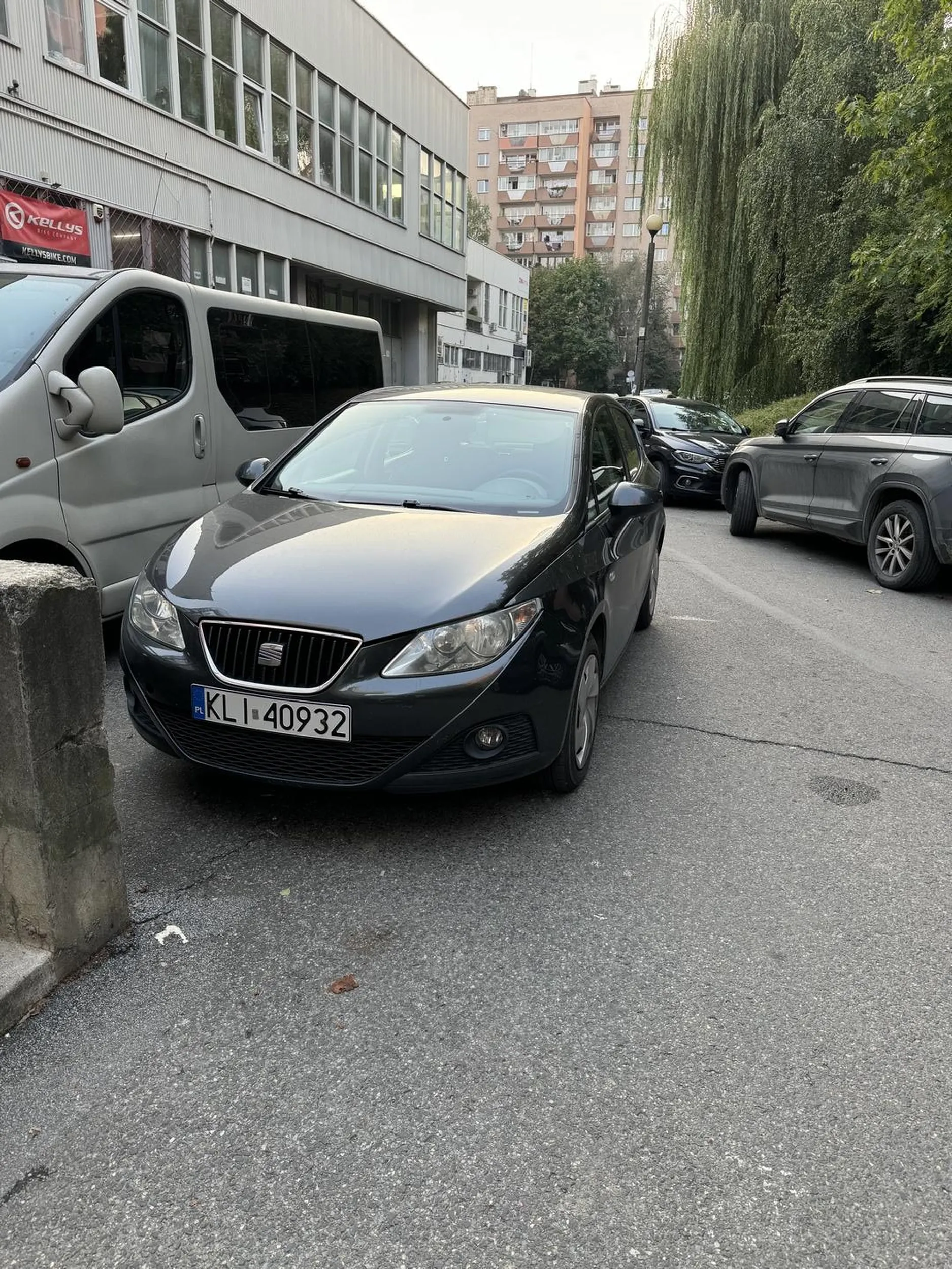 Kierowca blokujący wyjazd z parkingu kilkunastu samochodów.