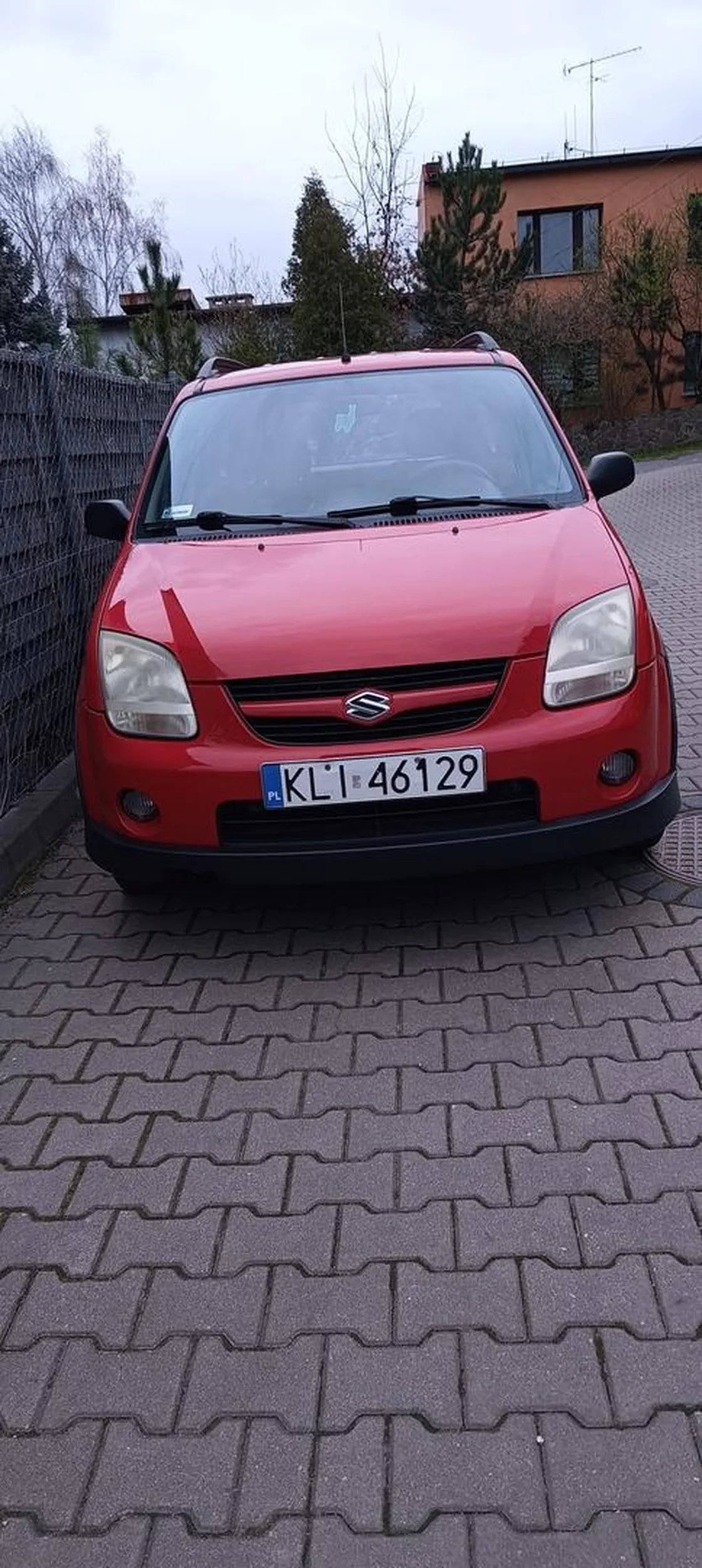 Ostrzegam przed tą kierowczynią ( zgodnie z nową nomenklaturą) staje gdzie chce, robi co chce, nie zważa na prawo własności i przepisy. W dniu dzisiejszym zablokowała mi wyjazd z mojego domu. Stanęła ną prywatnej posesji, przed prywatnym domem na prywatnej drodze blokując wyjazd. Niestety całą rodzina nie zdażyła do pracy bo lalunia stanęła tam gdzie jej się chciało. Przyjechała na obcych numerach z Limanowej do Mikołowa i chyba myśli że w cywilizowanym mieście jeździ się jak w górach. Dodam że ani przepraszam ani me ani pocałujcie w dupę mnie.