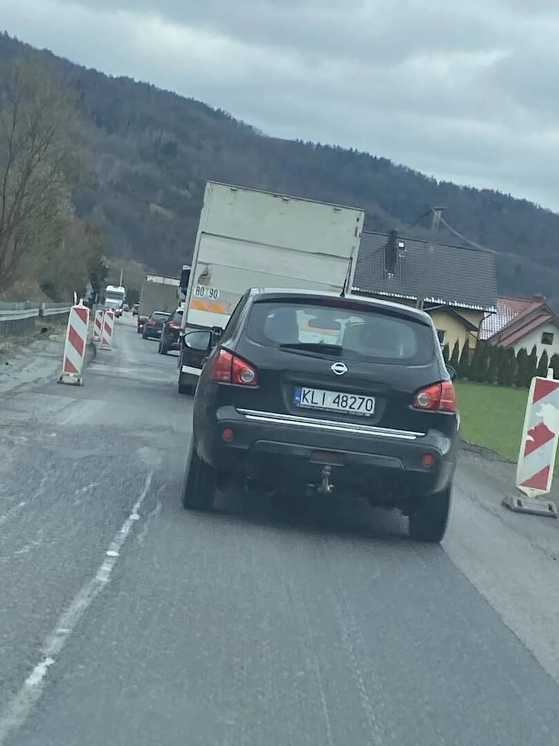 Wyrzuca śmieci na drogi publiczne