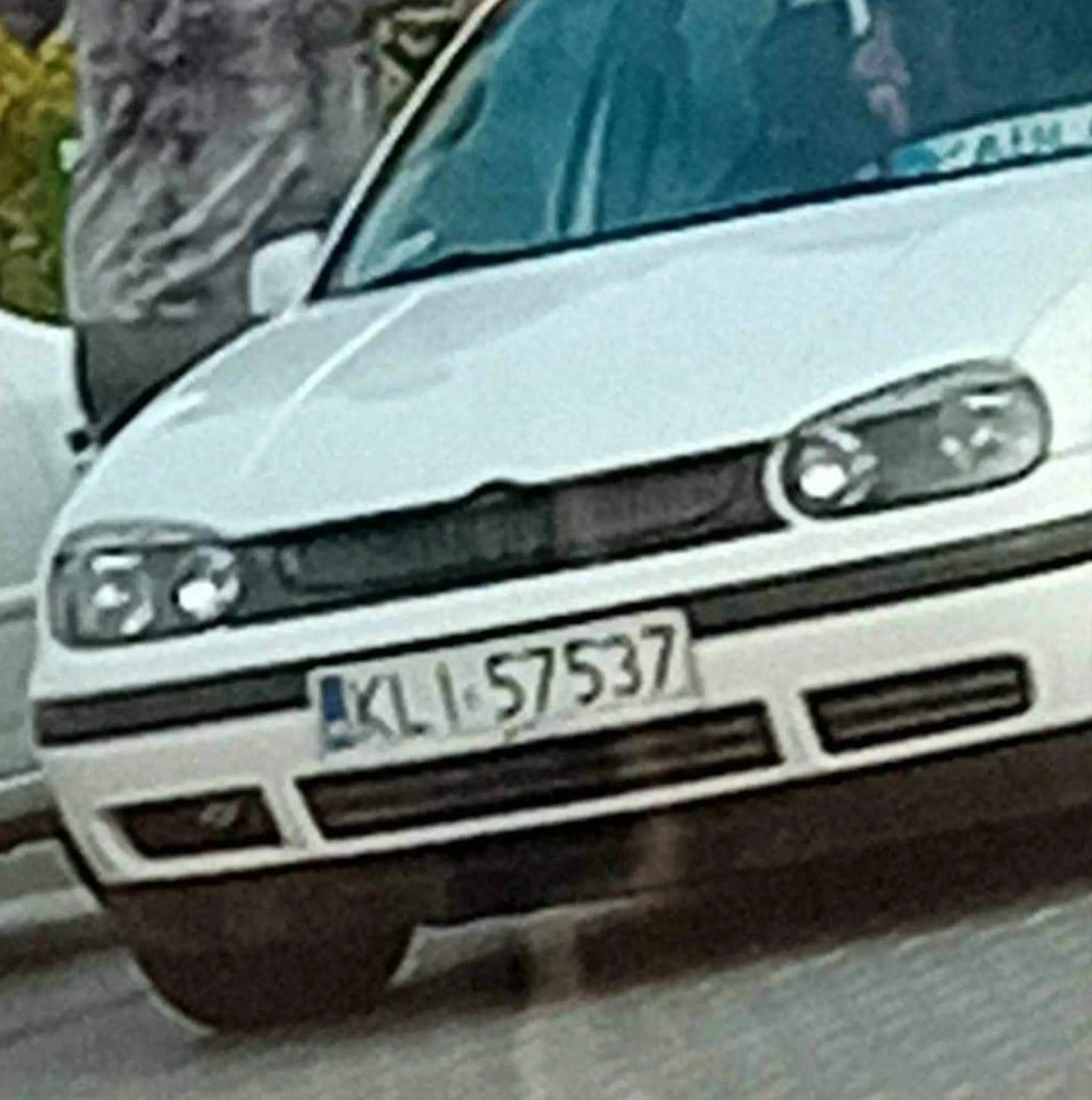 Dziwny kierowca puszcza disco polo na fula i fleksuje się jego golfem składanym z 10 pluje na dzieci w podstawówce nie polecam danego kierowcy