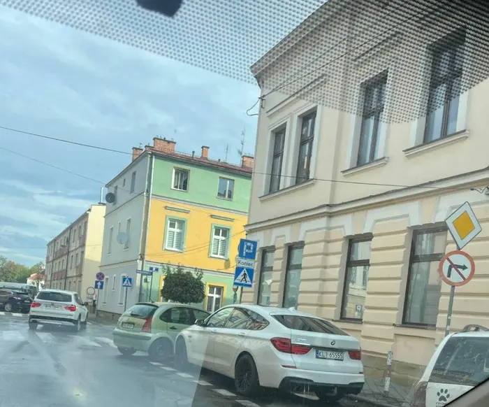 Pozdrawiam gównianego kierowcę stanął jak cipa na rynku i myśli że jest fajny