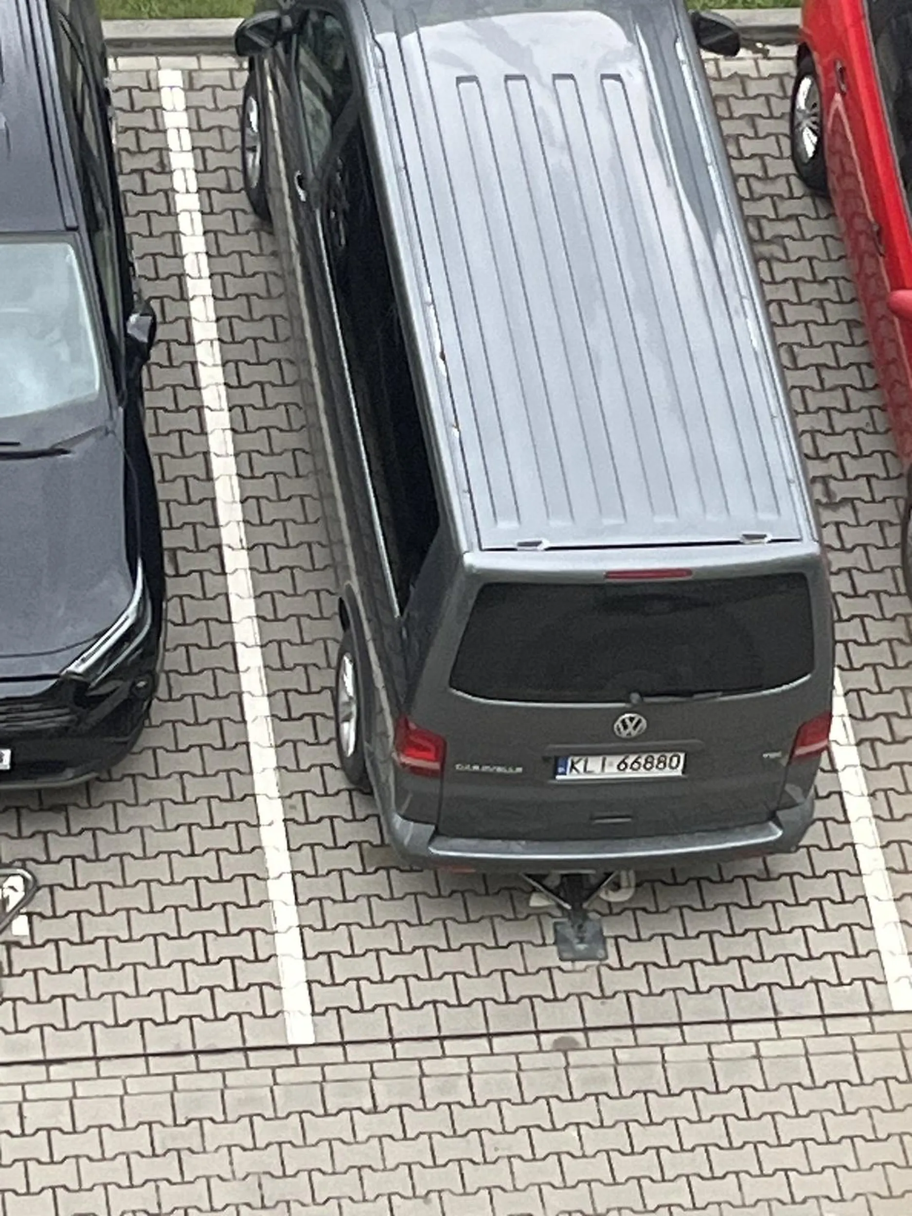 Jeśli szanowny pan kierowca nie umie czytać znaków to zapraszam na wizytę do przedszkola :) To miejsca prywatne. Zostań w Limanowej jeśli krakow cię przerasta !!!