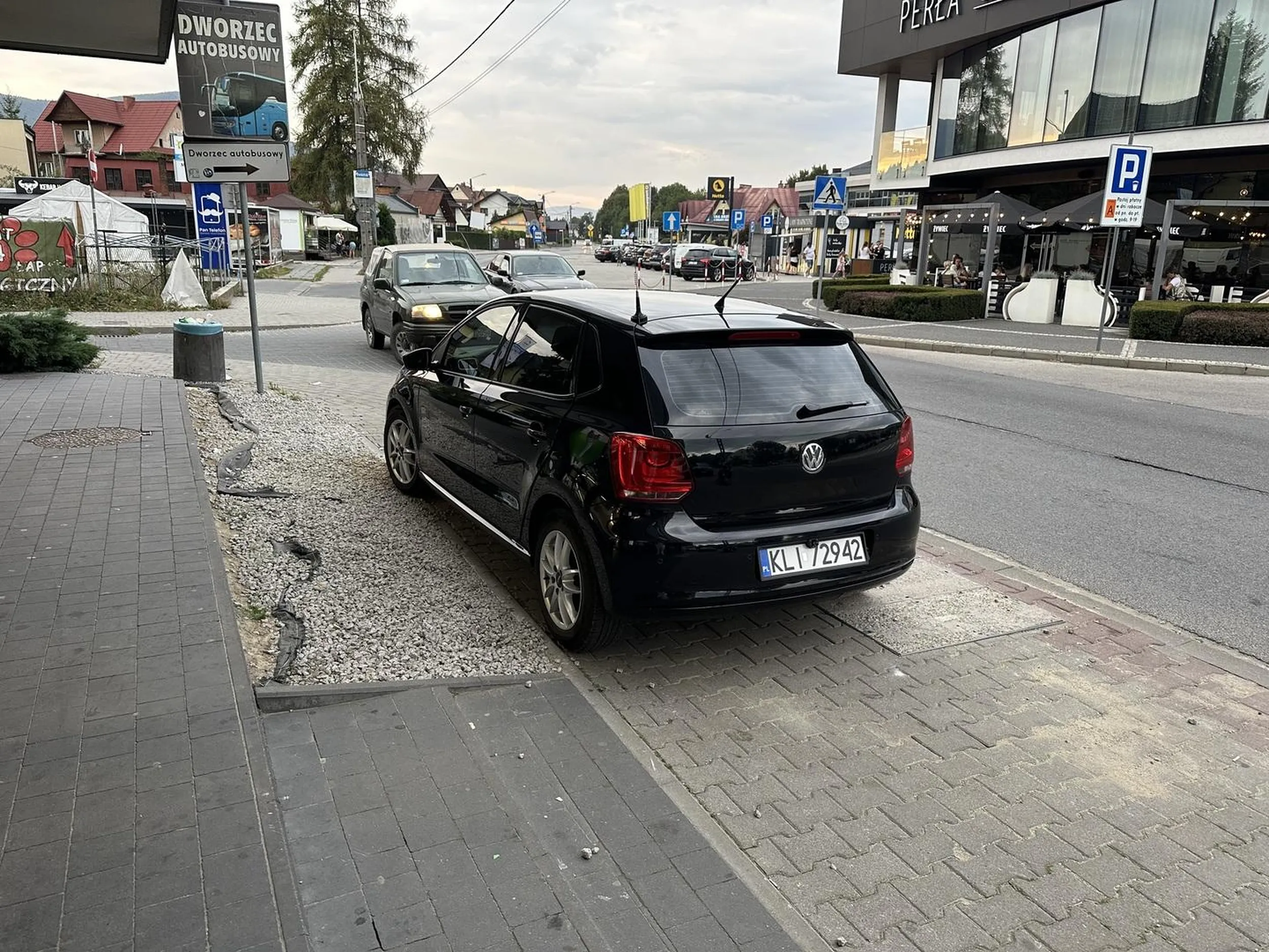 nie miły nie znający przepisów kierowca postanowił zatrzymać się pod żabką żeby zjeść zapiekankę (30min) blokując przejście chodnikiem, mimo iż w jest to centrum miasta i w promieniu 50 m są 4 parkingi, spokorniał ze swoich wulgaryzmów w momencie kiedy przyjechała policja