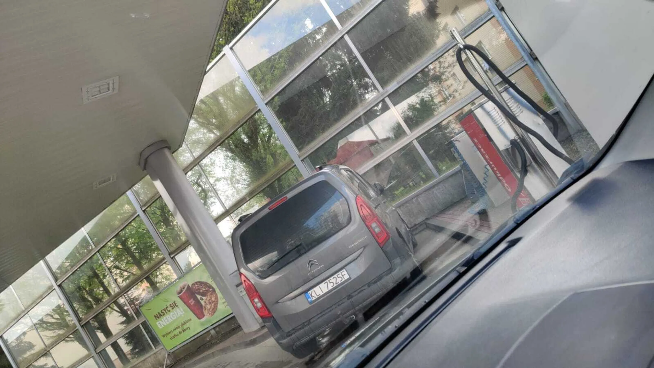 Super miejsce, żeby sobie zrobić zakupy na Orlenie, przy kompresorze i odkurzaczu.