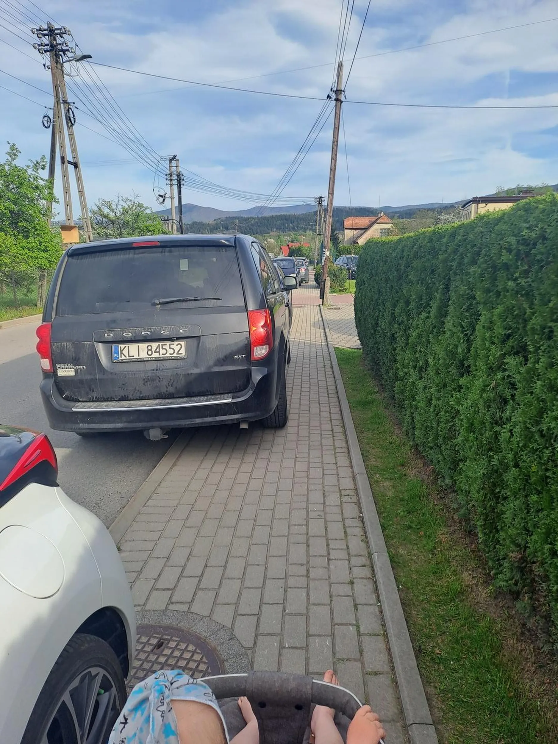 Nie da się przejechać wózkiem. Pod szkołą.