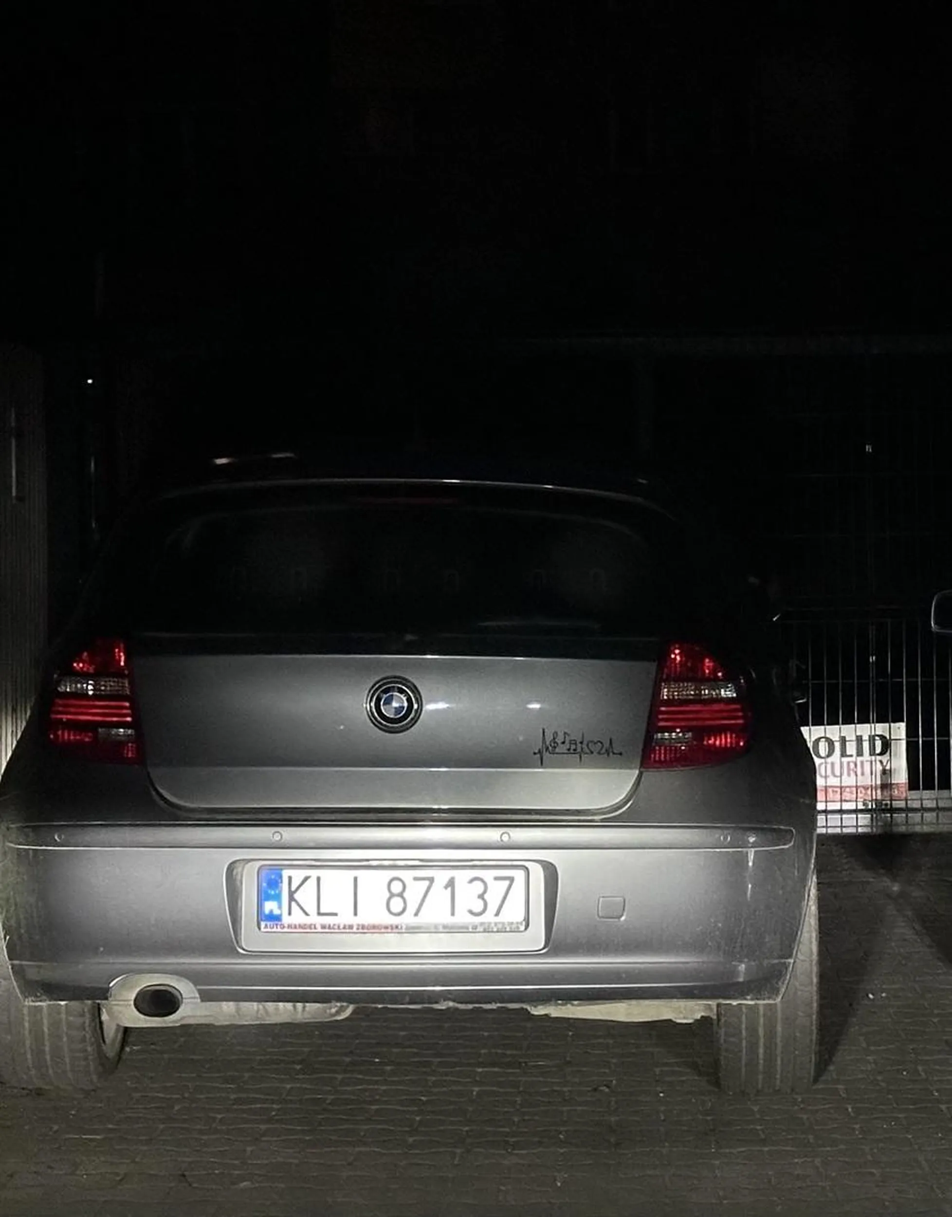 Naucz się parkować. Brama wjazdowa na cudzą posesję to nie twoja drewniane drzwi twojej stodoły. Nie umiesz parkować w mieście to przesiądź się na rower a samochód zaparkuj pod kurnikiem.