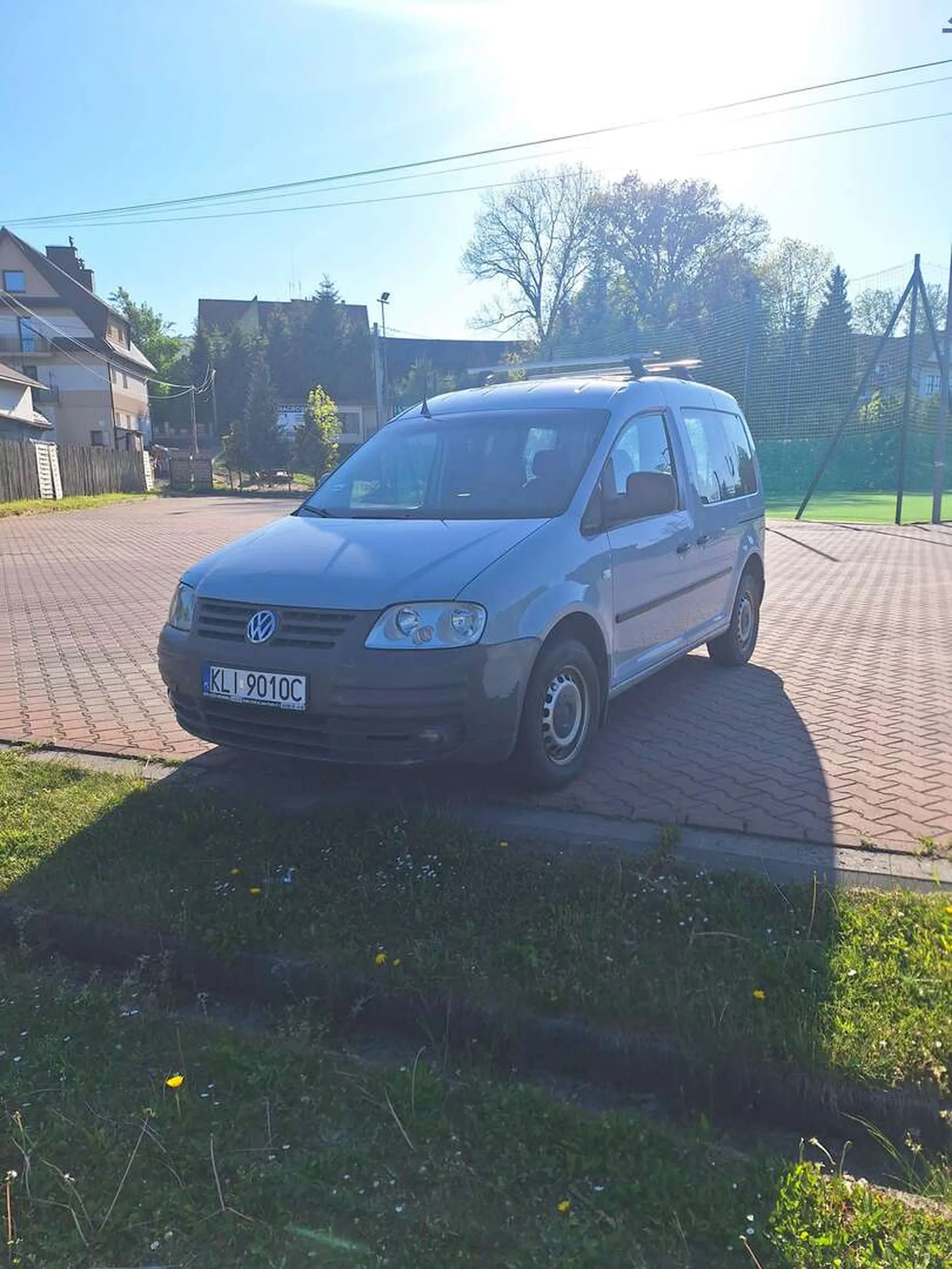 Nie polecam Parkuje pod szkola z wiadomych wzgledow jakby byl to parking ? W dodatku krzywo! Jezdzi slalomami i innymi
