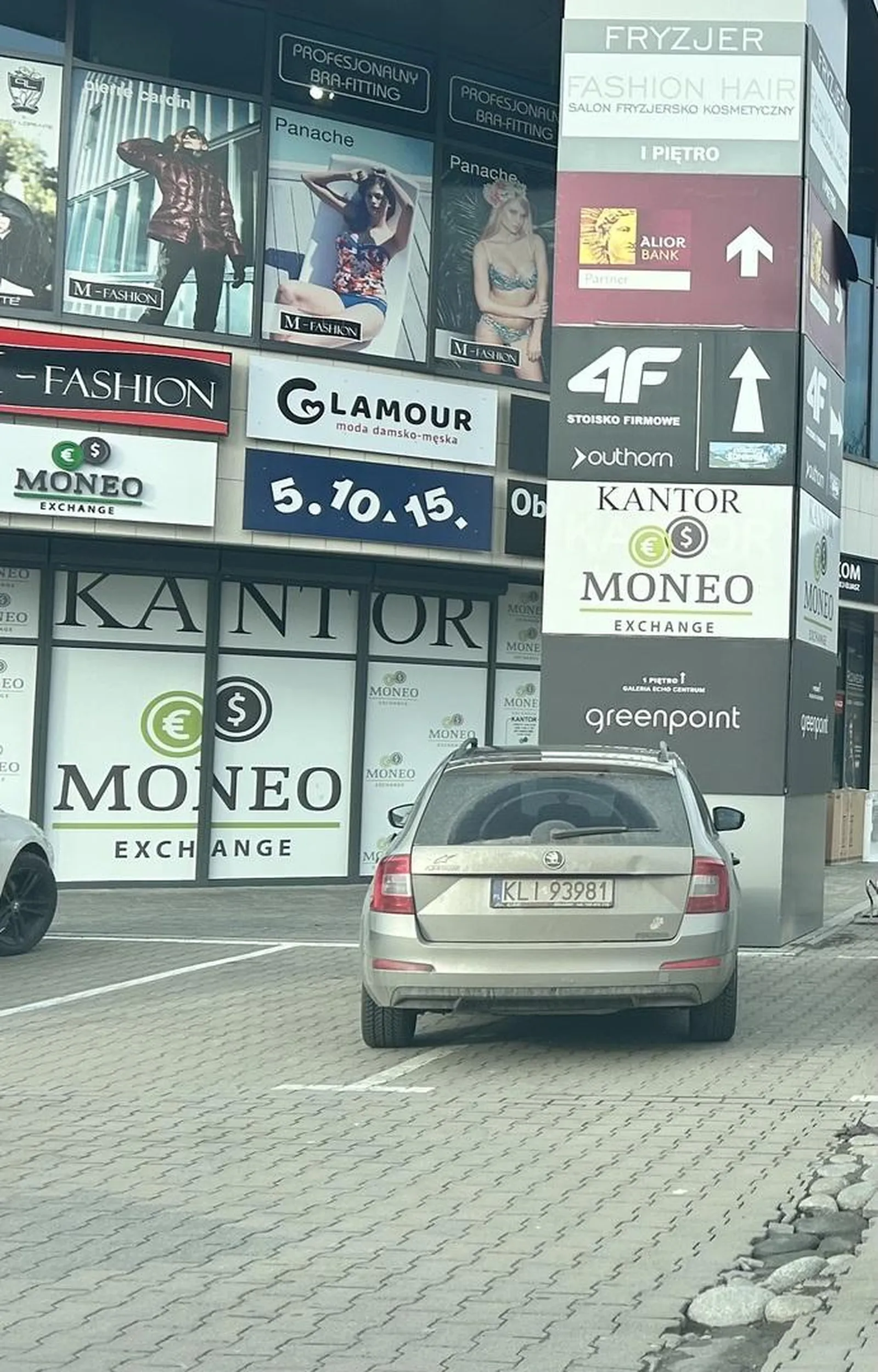 Ja rozumiem czasem że może ktoś ma wadę wzroku ale żeby aż tak być ślepym na białe linie to już nie może być wina wady wzroku, jedyne wytłumaczenie takiego postępowania to zwykłe wewnętrzne zepsucie kierowcy i jego ignorancja.